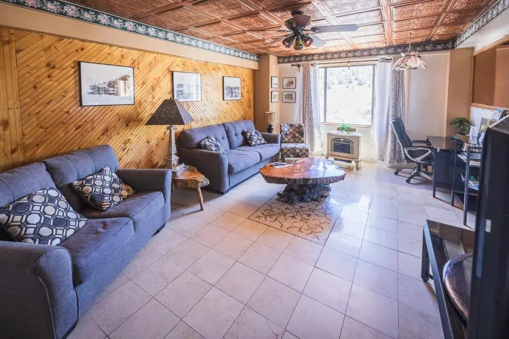 Deluxe Queen Suite in Hotel Nevada & Gambling Hall Deluxe Queen Suite in Hotel Nevada & Gambling Hall