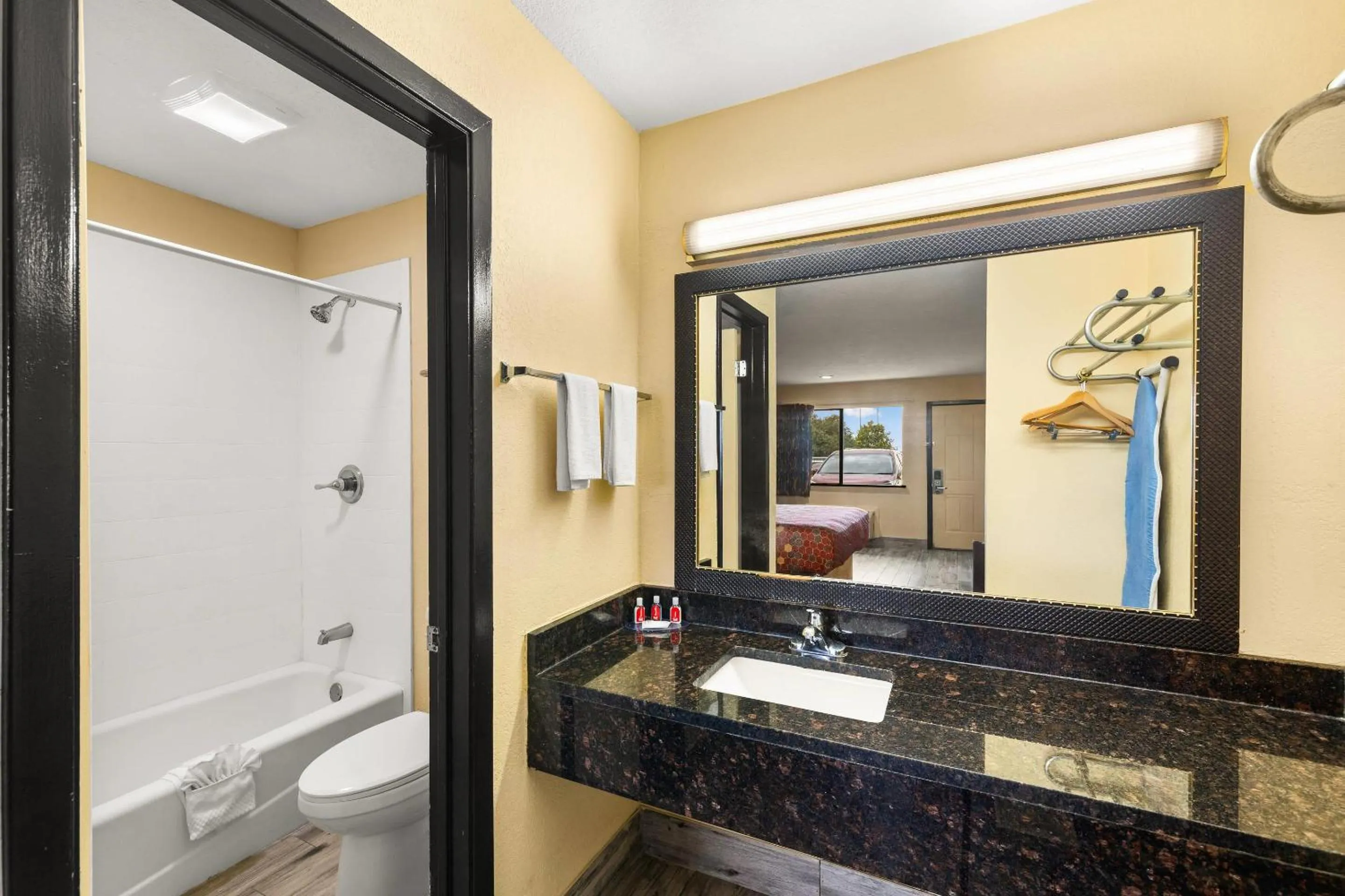 Bedroom in Econo Lodge Belton