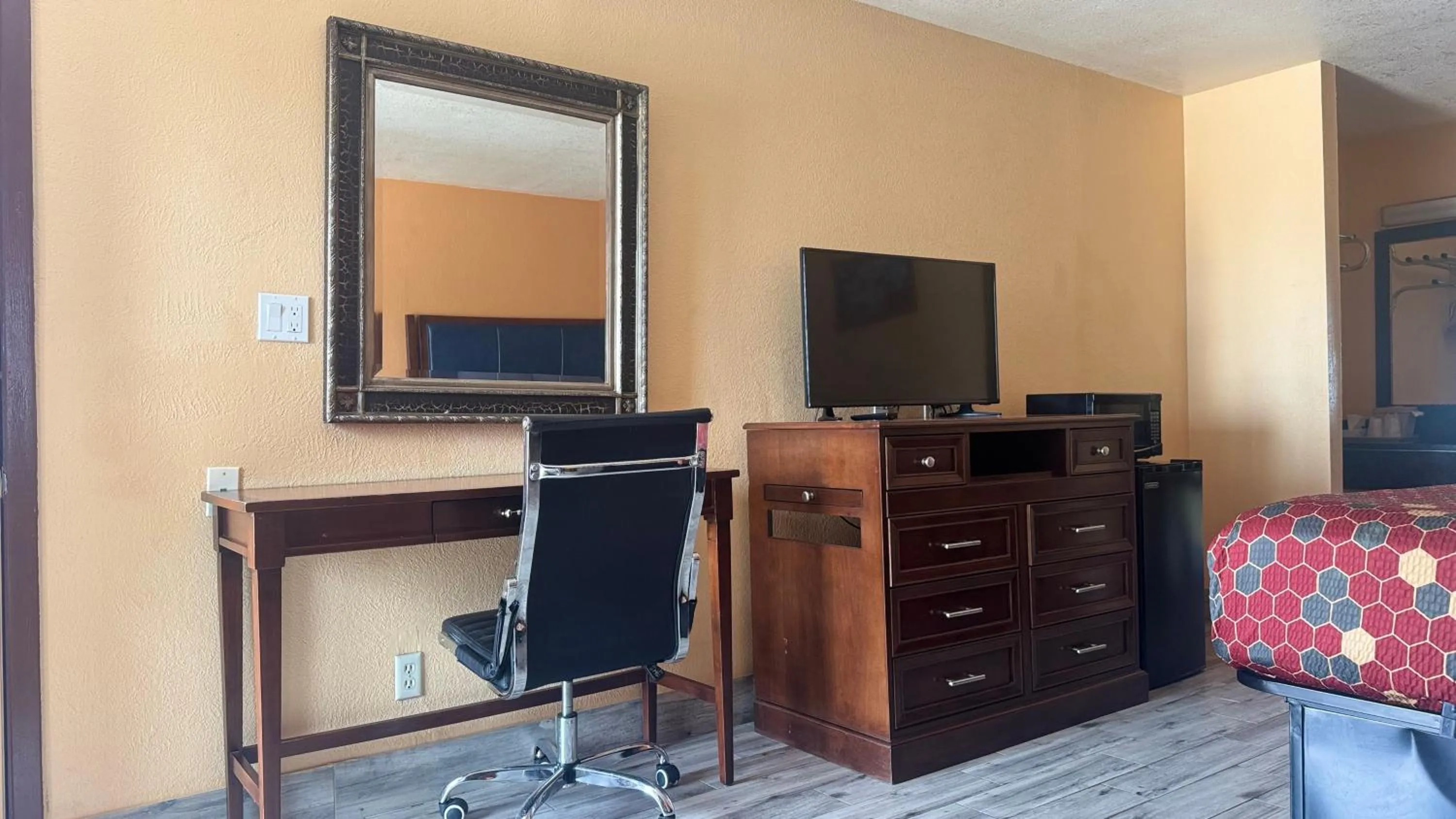 Communal lounge/ TV room in Econo Lodge Belton