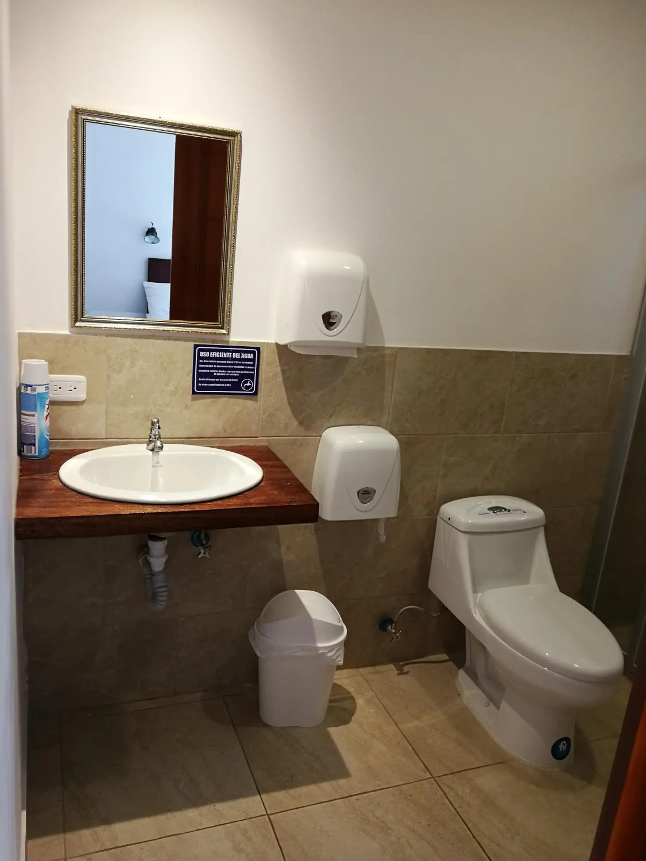 Deluxe Room in Chapelet Hostal Deluxe Room in Chapelet Hostal