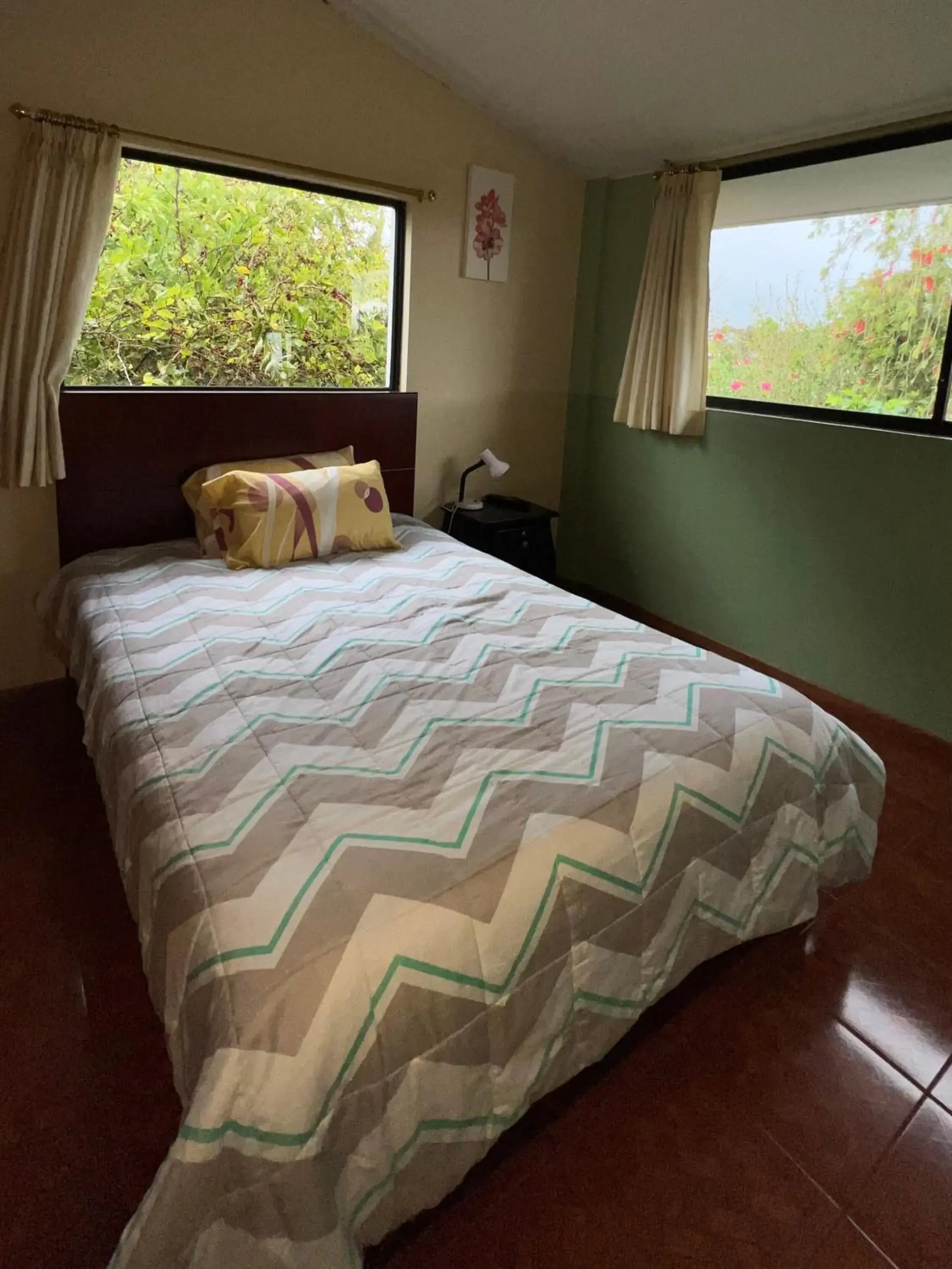 Queen Room with Shared Bathroom in Chapelet Hostal Queen Room with Shared Bathroom in Chapelet Hostal