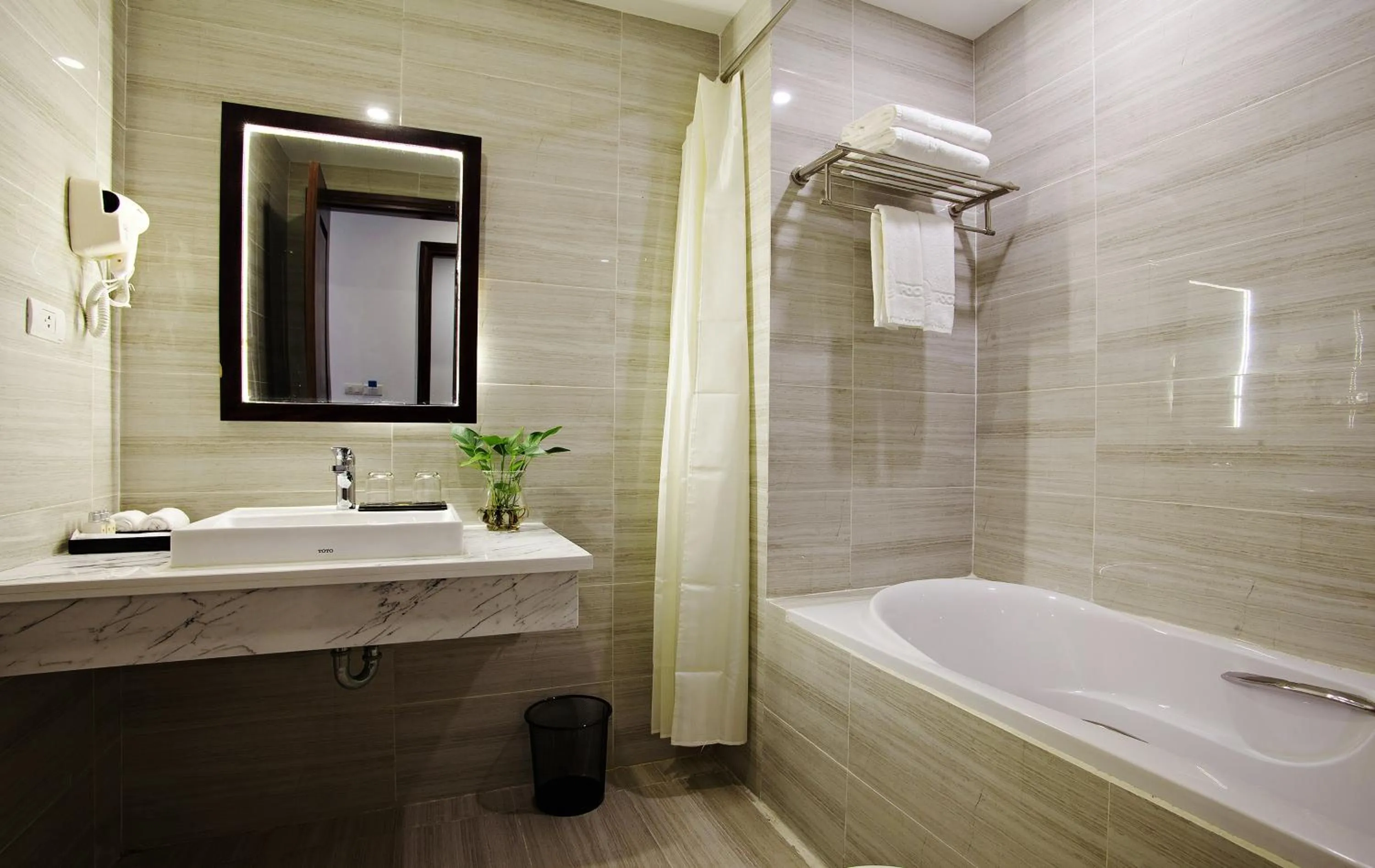 Shower in Inearth Hotel - 华夏商务酒店