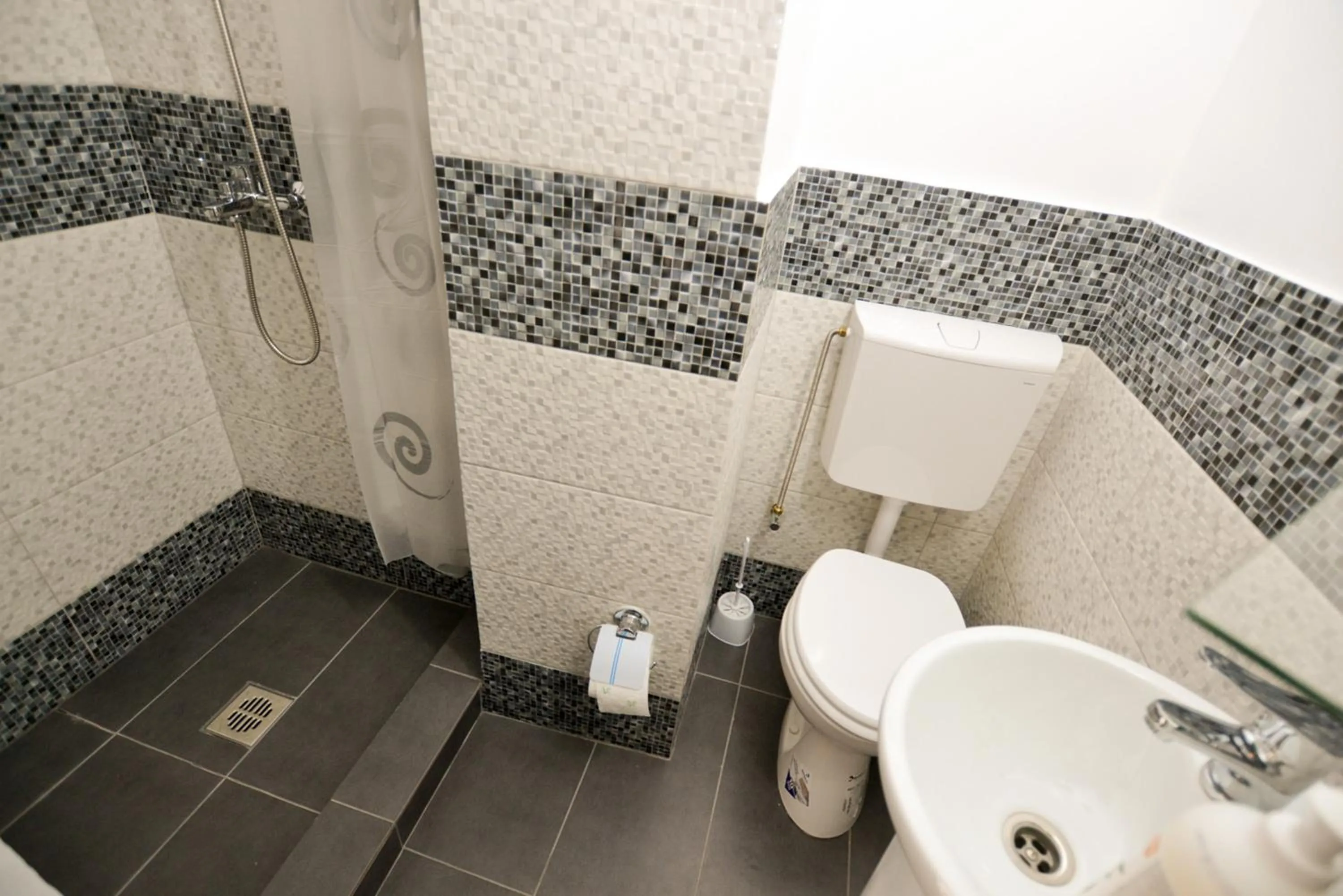 Shower in Central Class Bucharest