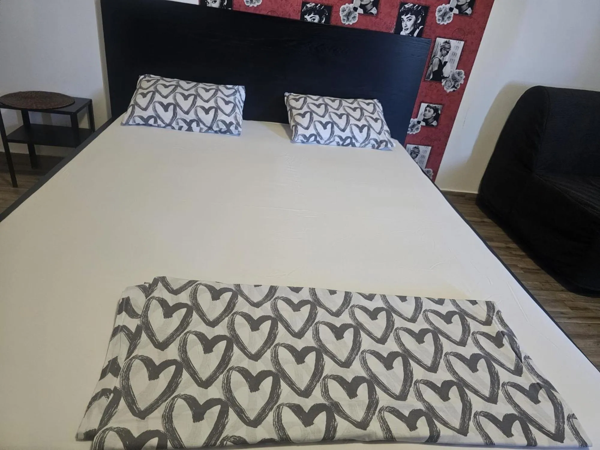 Photo of the whole room, Bed in Central Class Bucharest