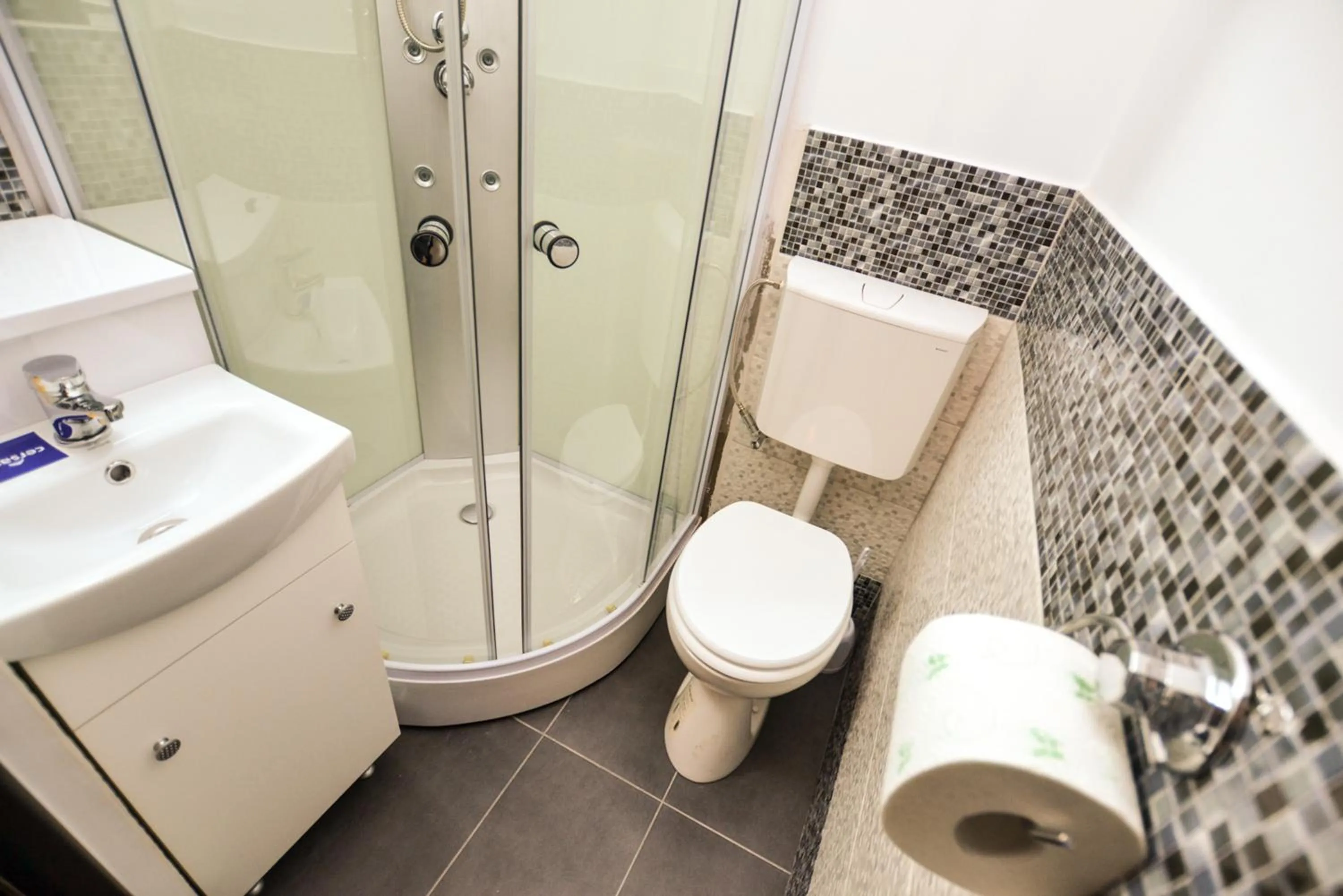 Shower in Central Class Bucharest