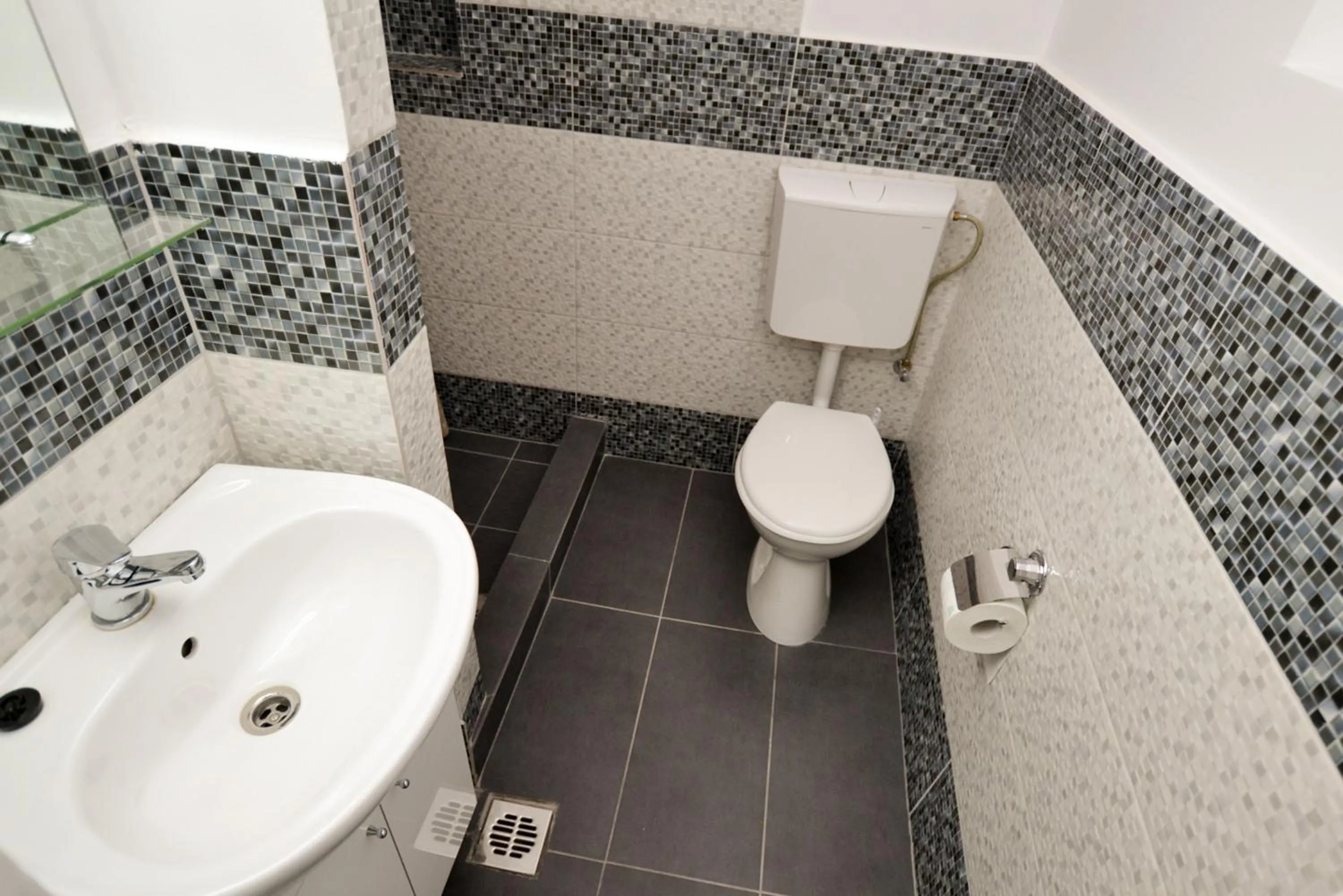 Shower in Central Class Bucharest