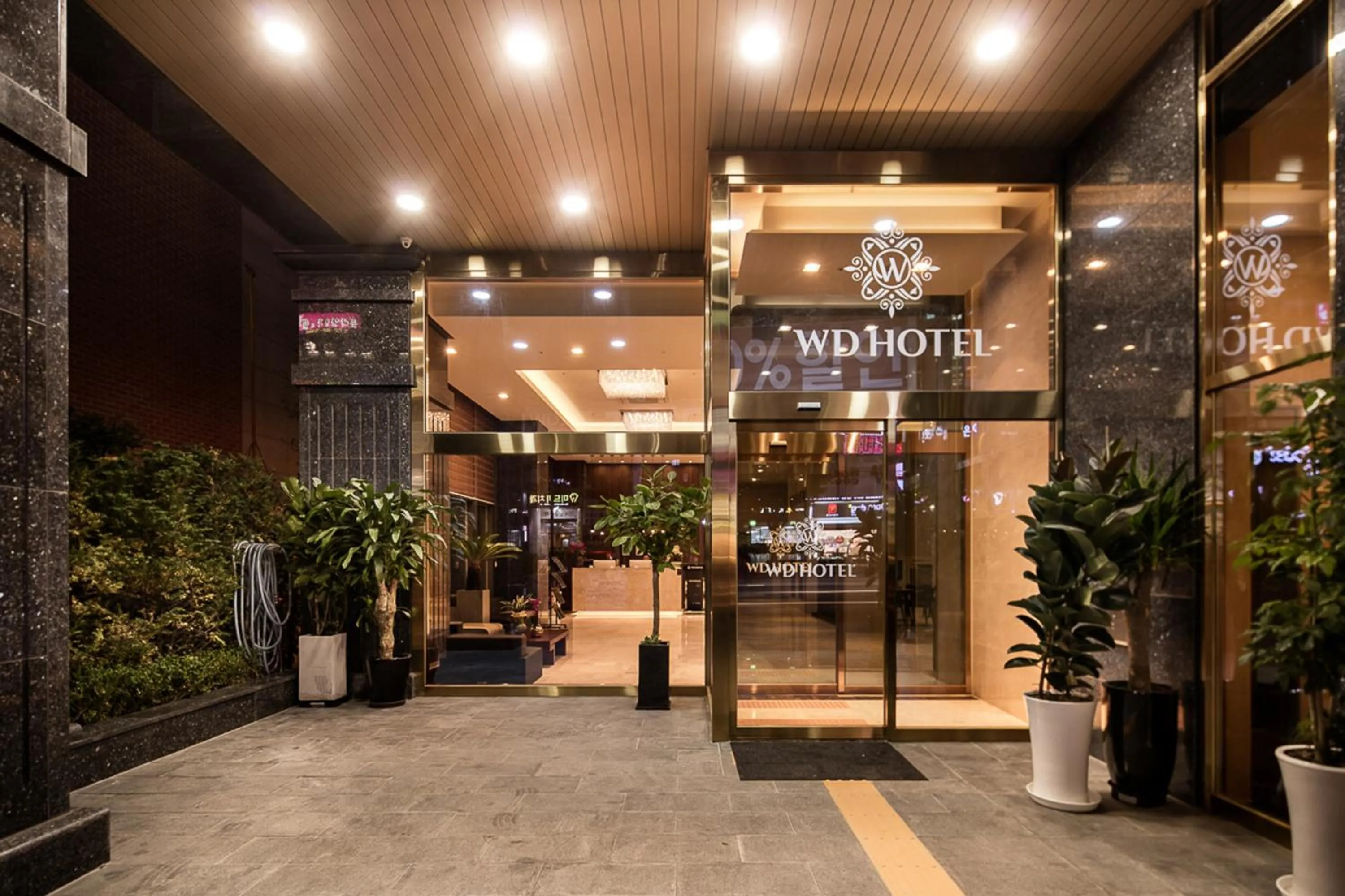 Facade/entrance in WD Hotel