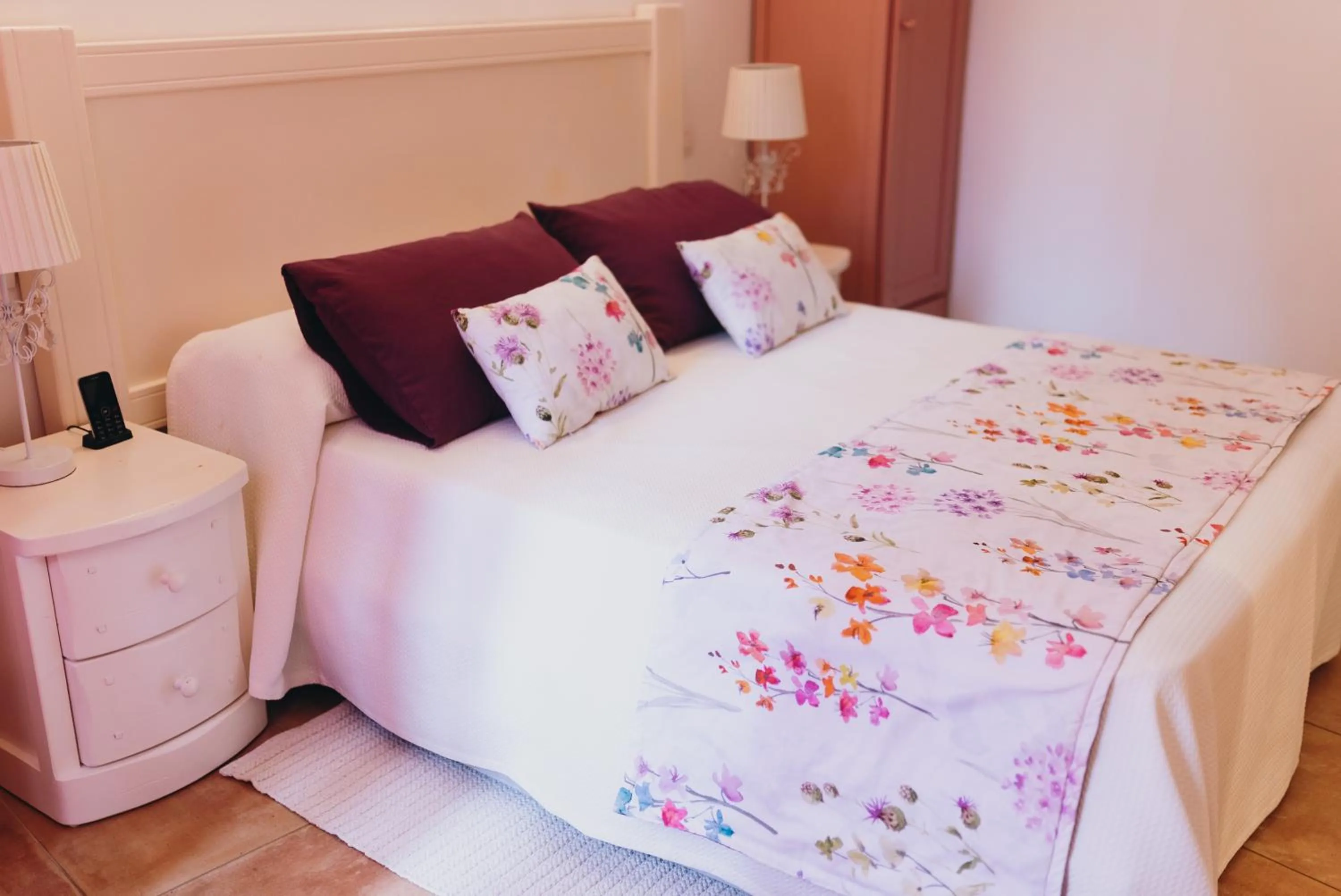 Photo of the whole room, Bed in Can Serrete