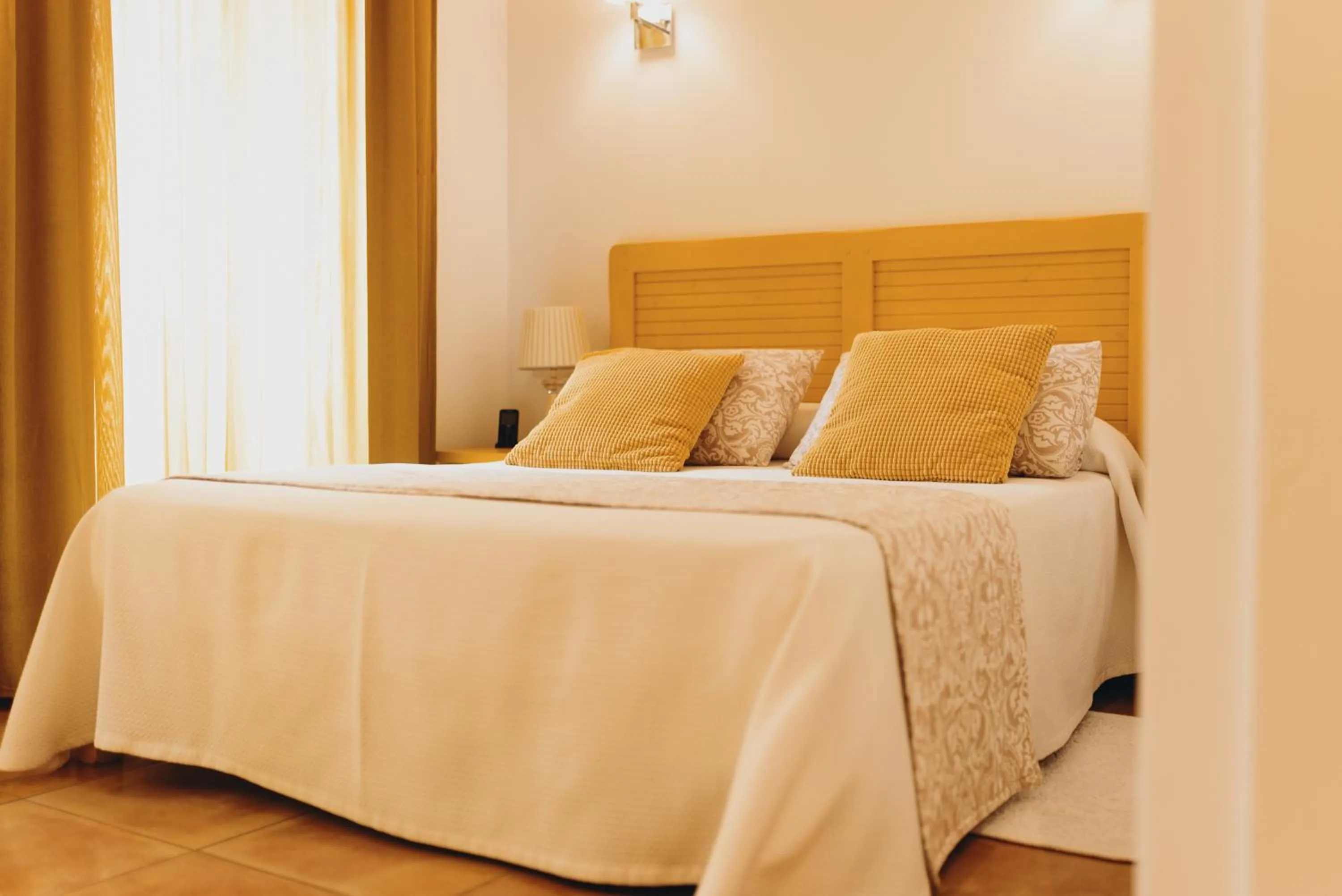 Photo of the whole room, Bed in Can Serrete