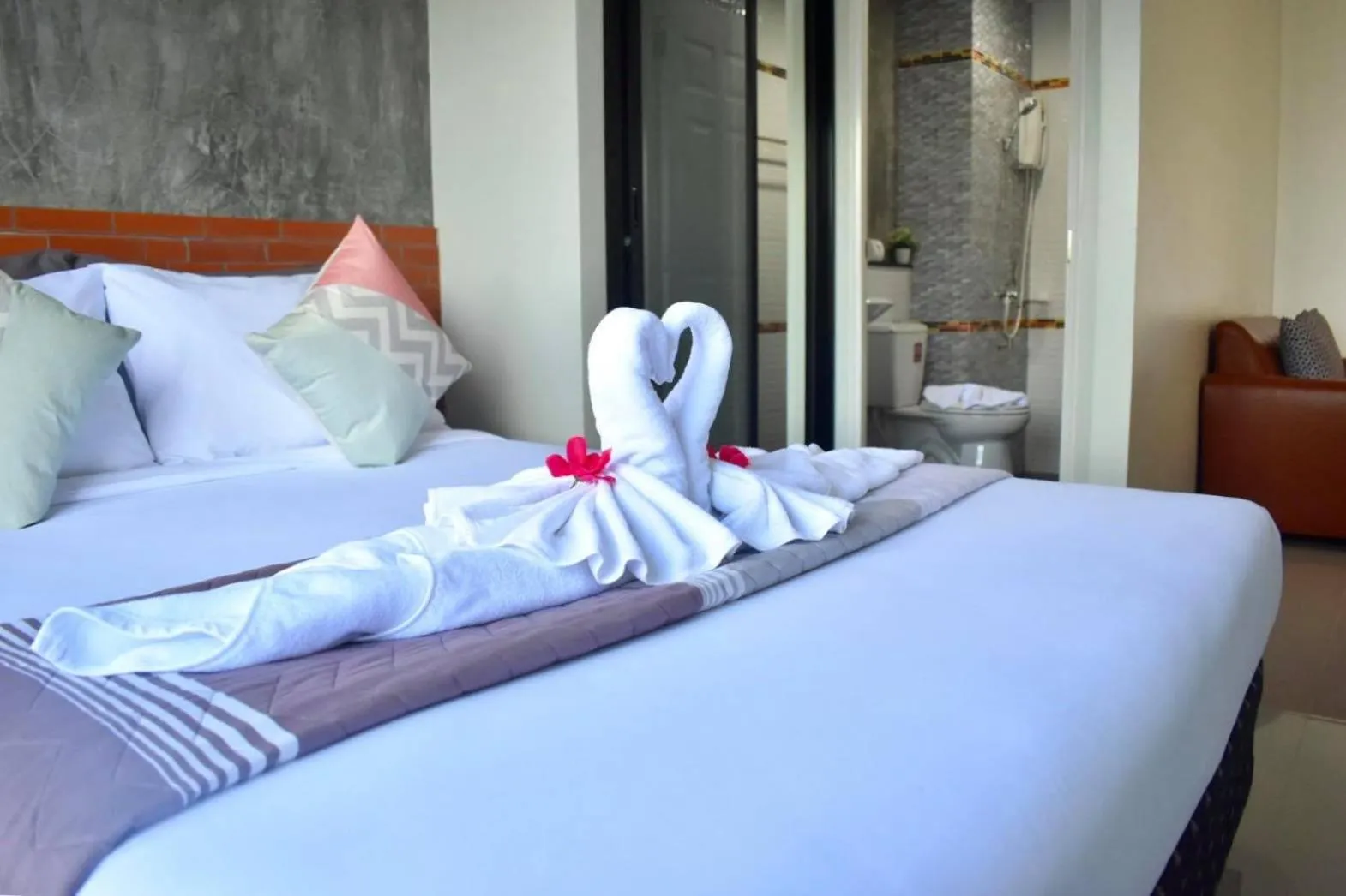 Shower, Bed in Isayarada Apartment