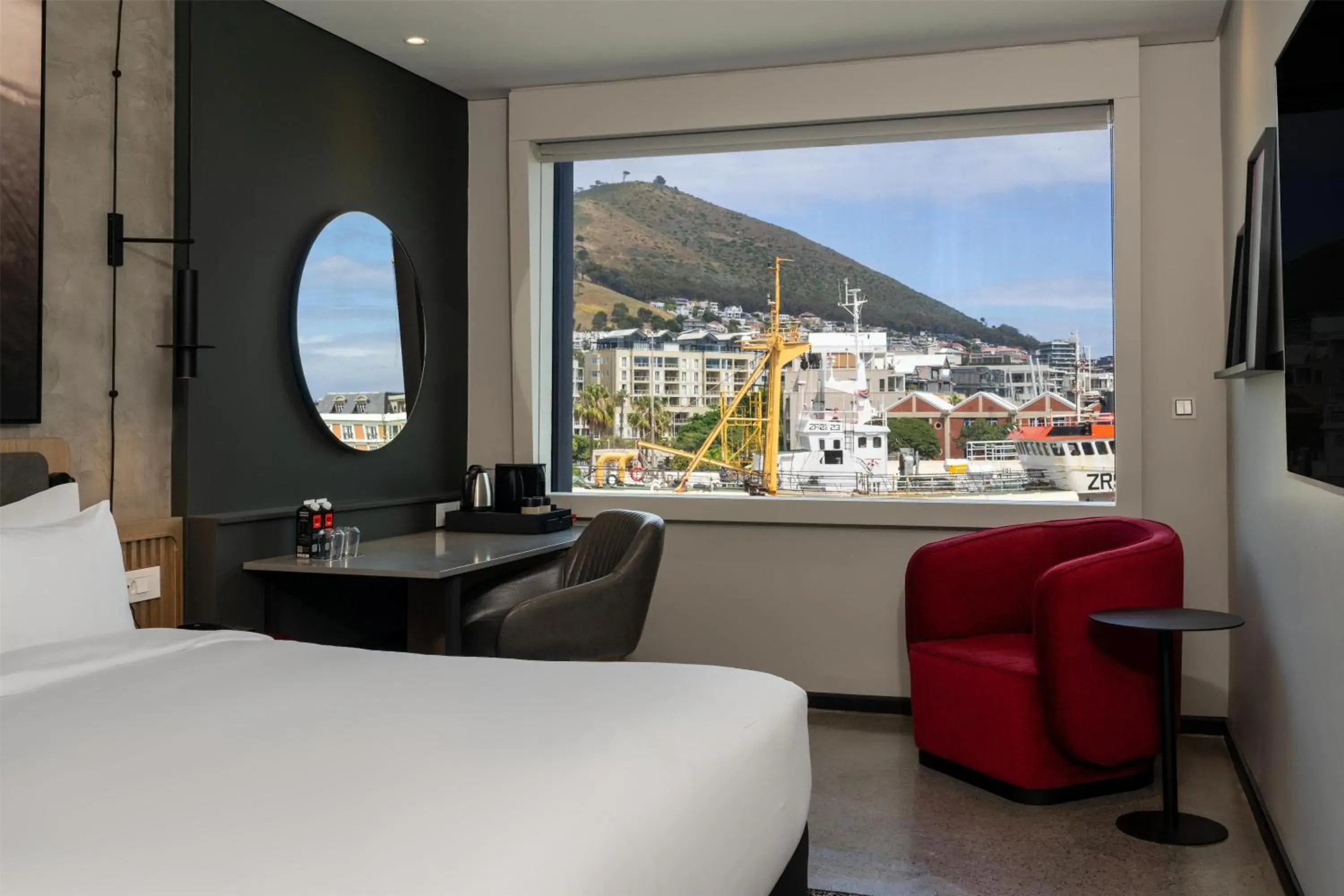 Standard Room with Mountain View in Radisson RED Hotel V&A Waterfront Cape Town Standard Room with Mountain View in Radisson RED Hotel V&A Waterfront Cape Town