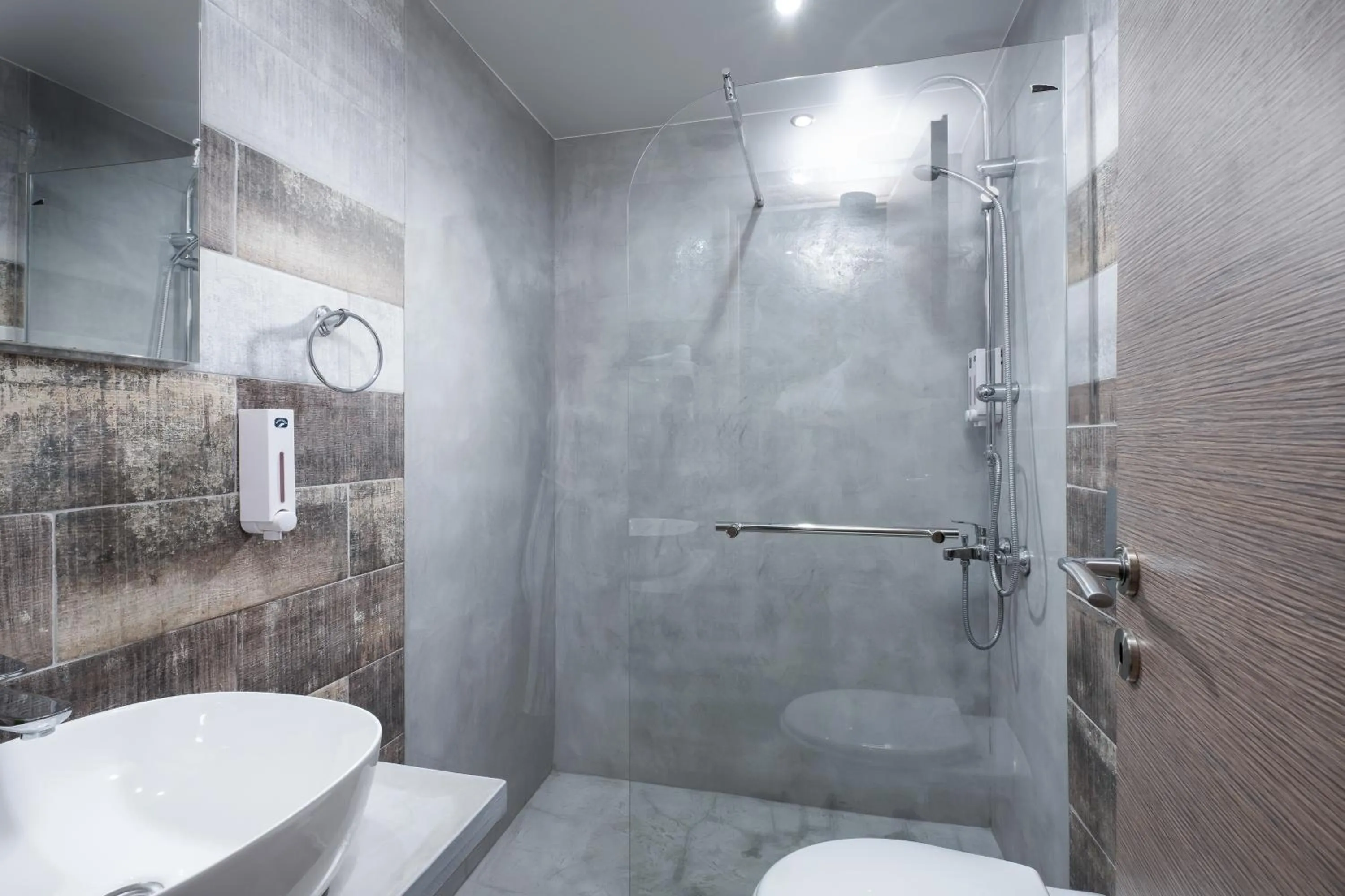 Shower in Enattica Syntagma Living