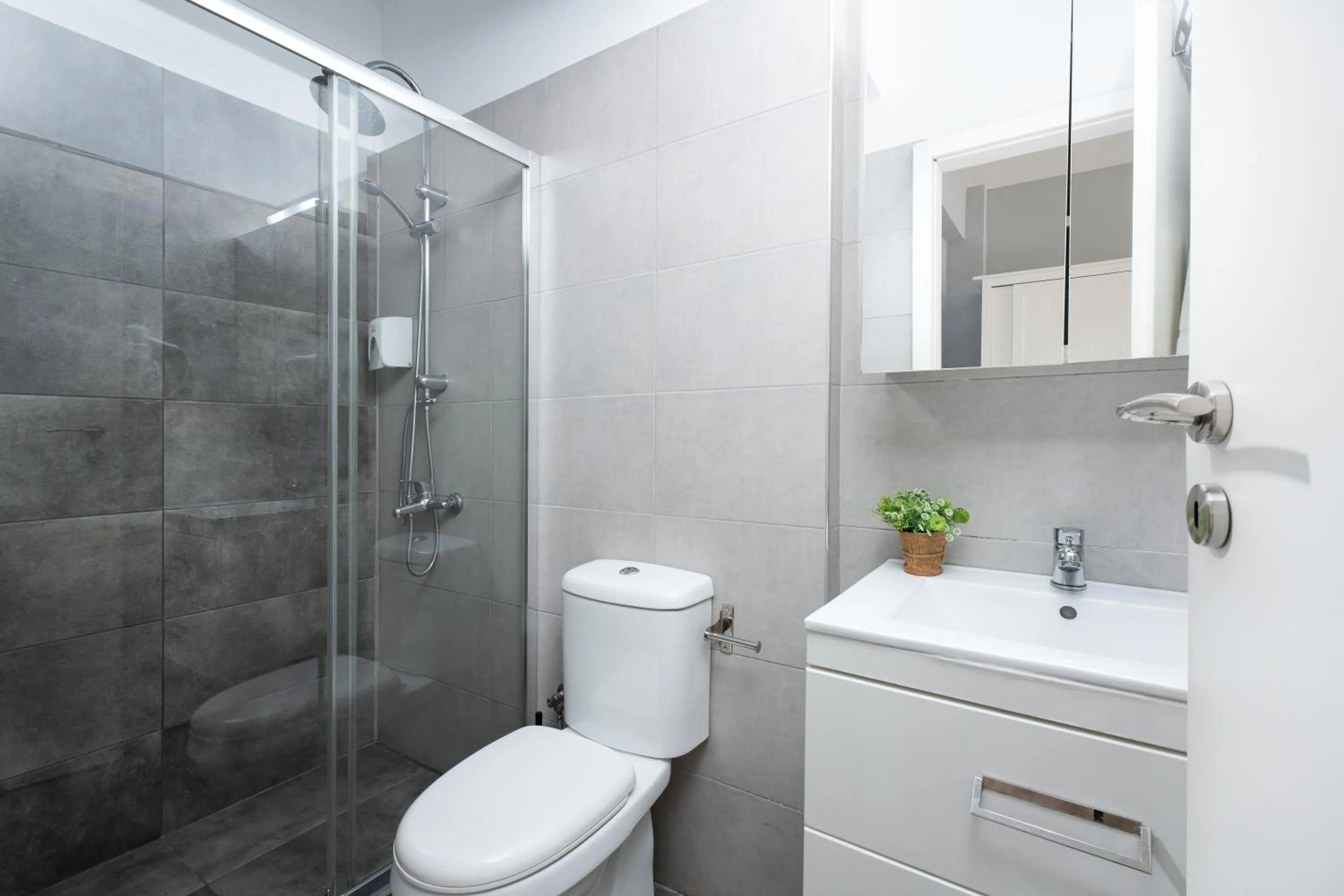 Shower in Enattica Syntagma Living