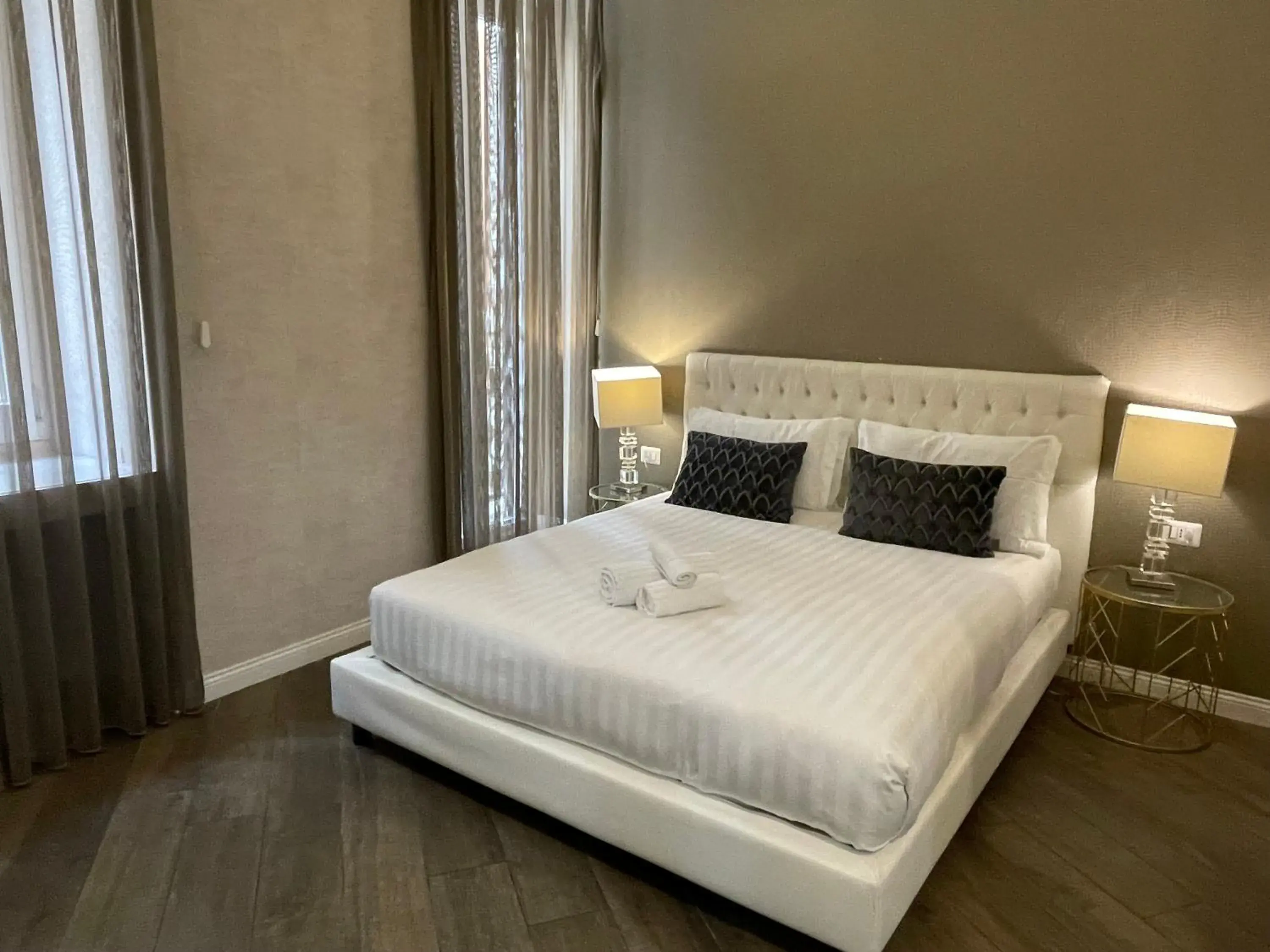 Superior Double Room-Via del Corso with balcony in Spagna Boutique Superior Double Room-Via del Corso with balcony in Spagna Boutique