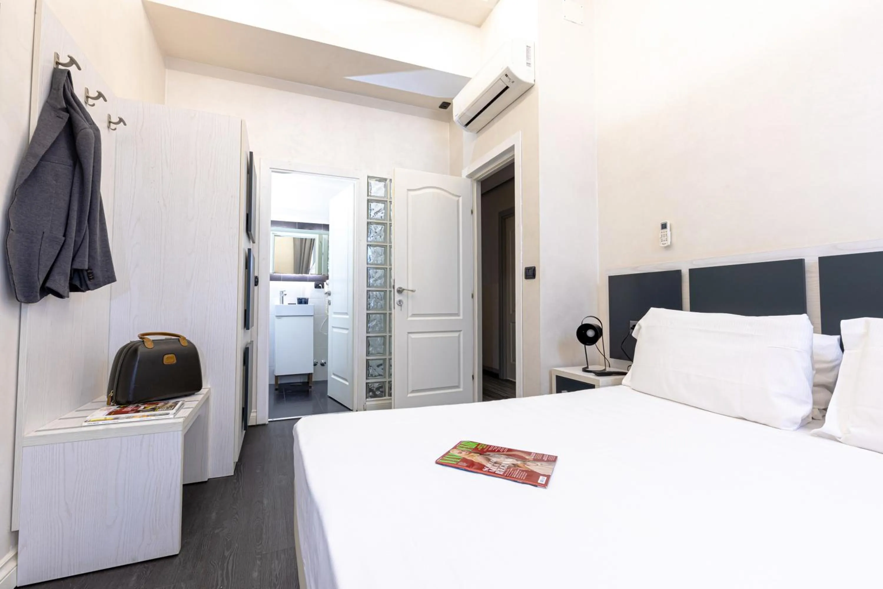 Photo of the whole room, Bed in Spagna Boutique