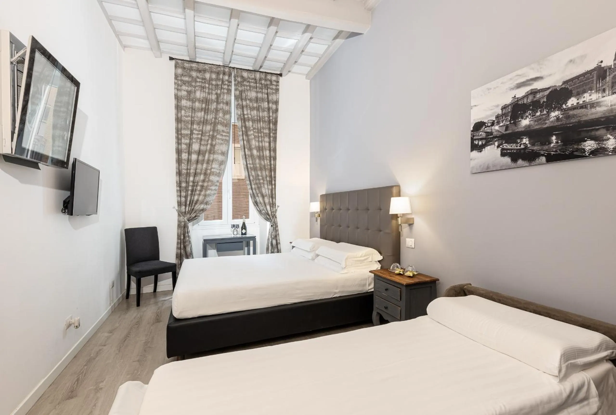 Photo of the whole room, Bed in Spagna Boutique