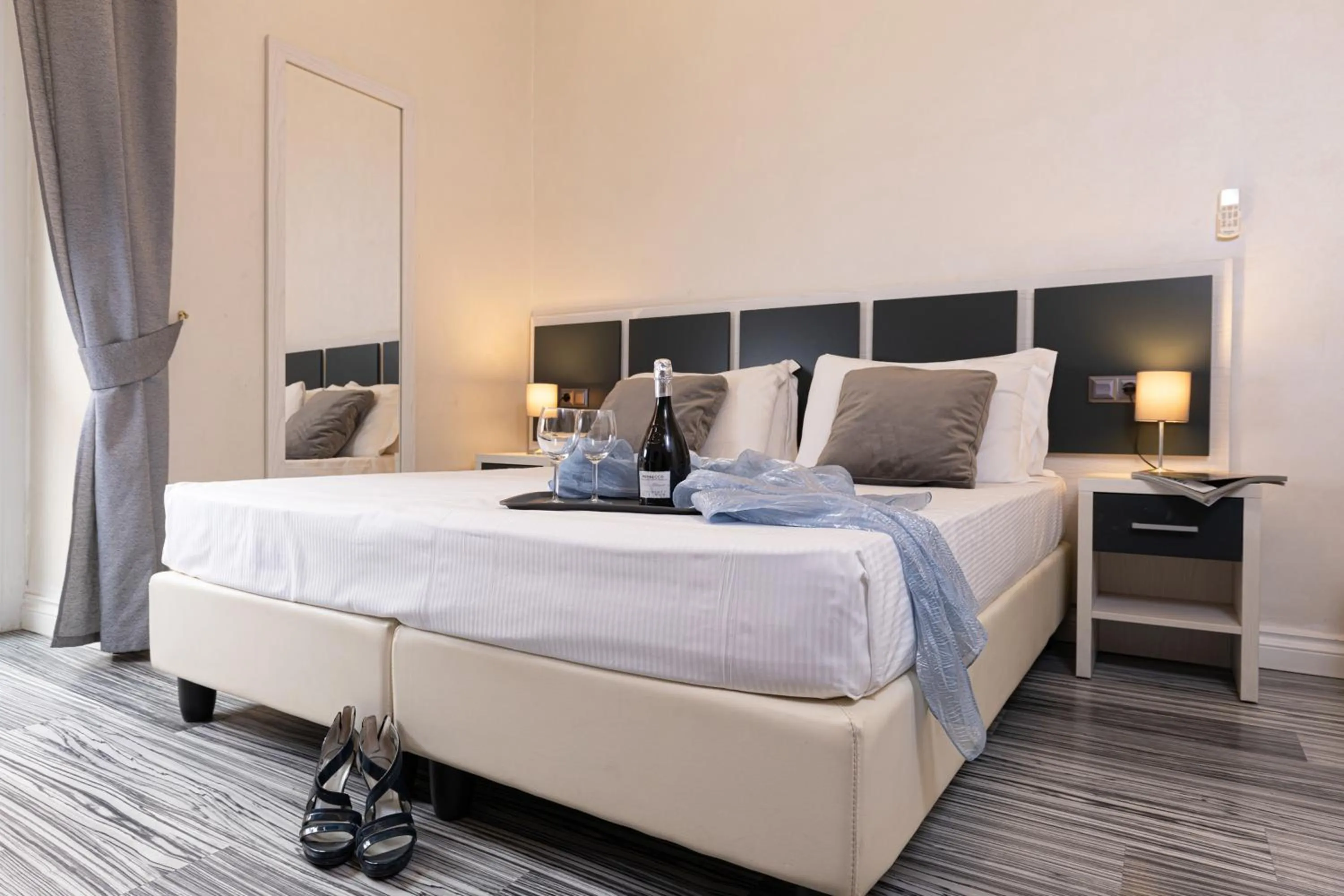 Photo of the whole room, Bed in Spagna Boutique