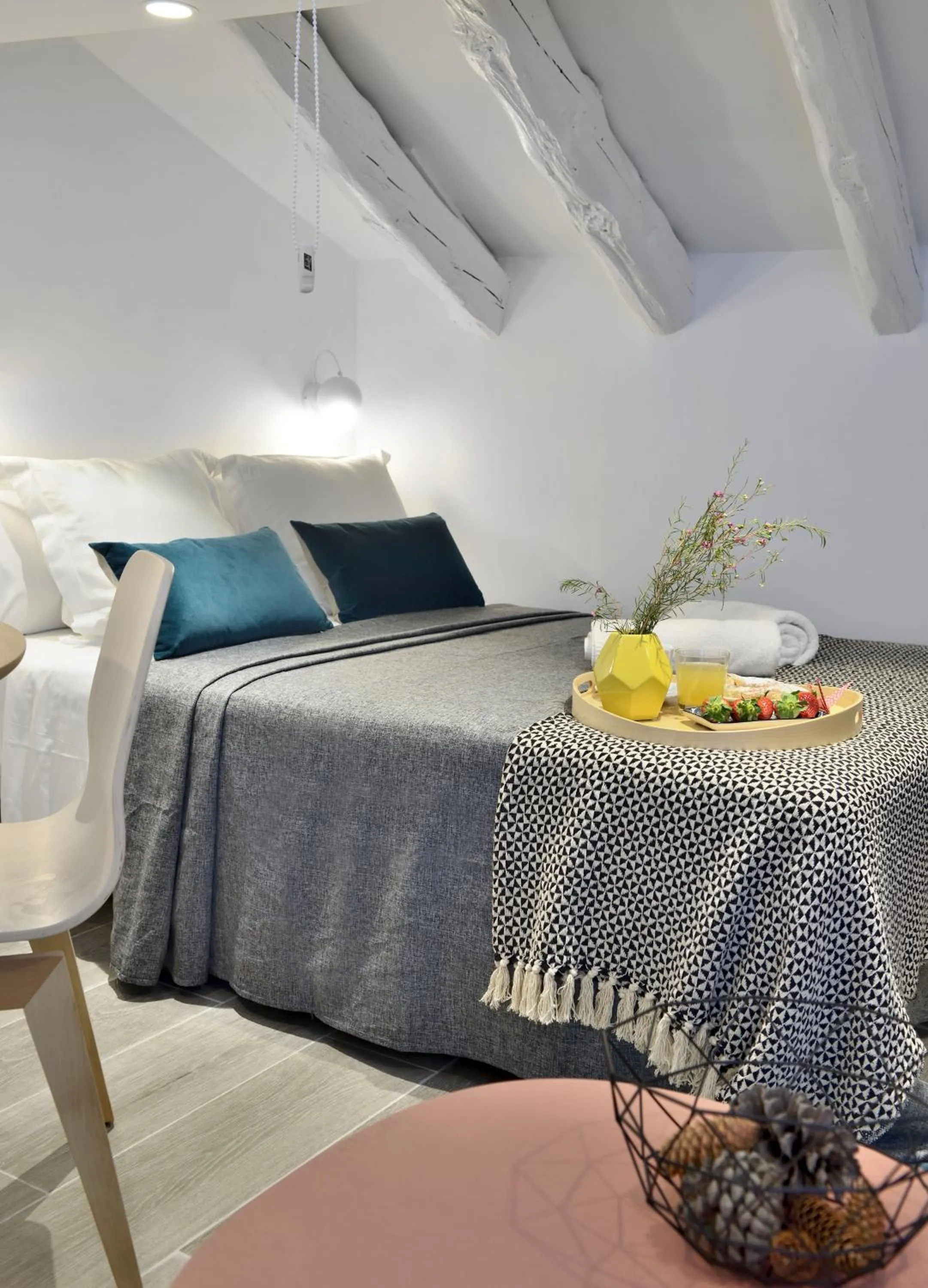 Property building, Bed in nQn Aparts & Suites Madrid