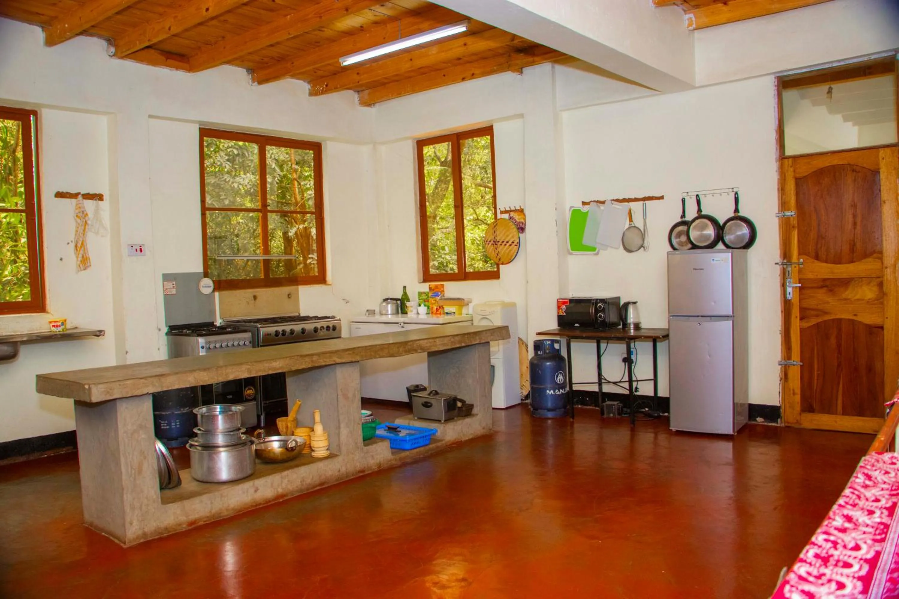 Communal kitchen in Endasawa Tree Lodge