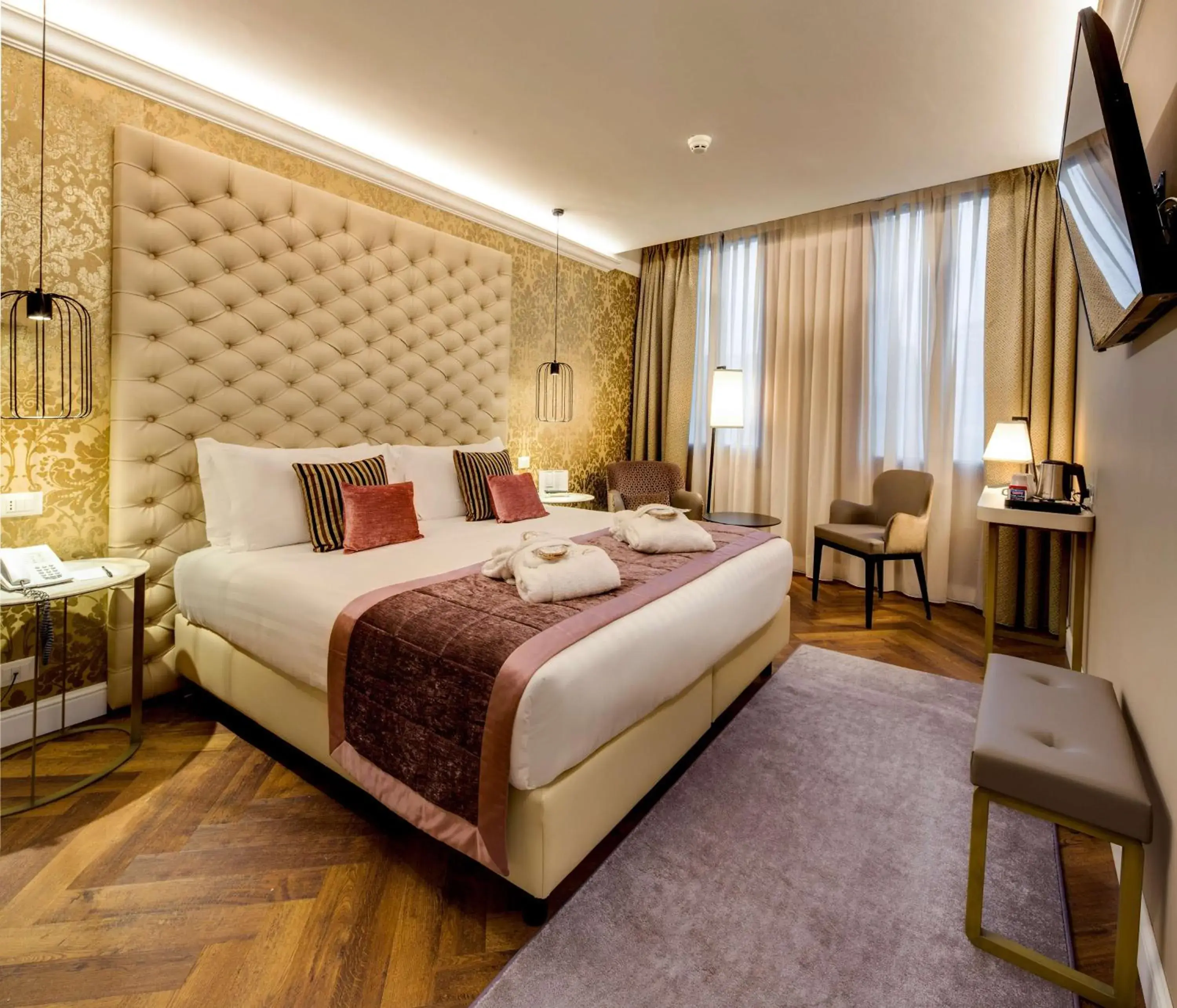 Deluxe with Sofabed and Canal Grande View in BW Premier Collection CHC Continental Deluxe with Sofabed and Canal Grande View in BW Premier Collection CHC Continental