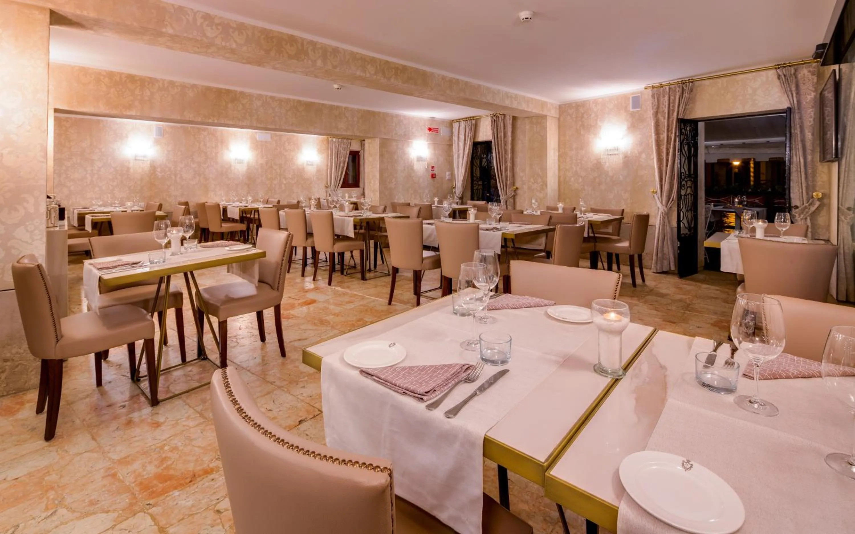 Restaurant/places to eat in BW Premier Collection CHC Continental