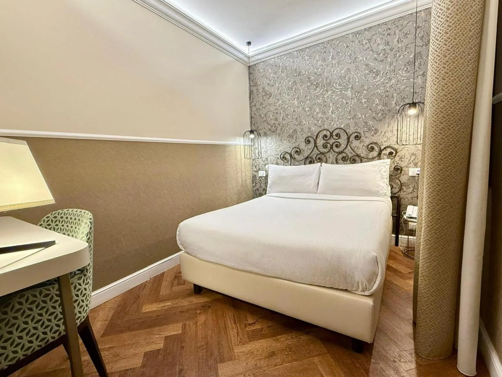 Bedroom, Bed in BW Premier Collection CHC Continental