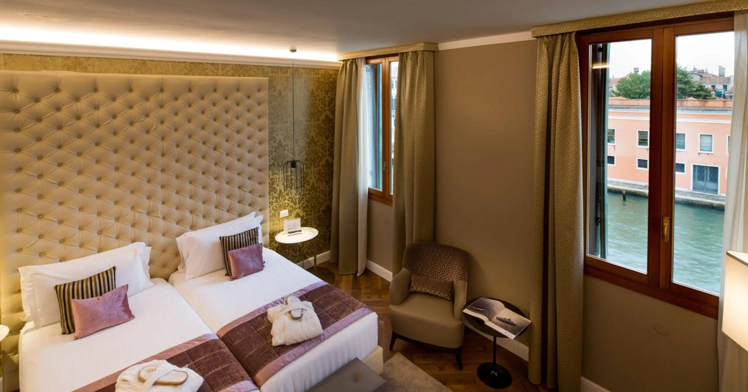 Bedroom, Bed in BW Premier Collection CHC Continental