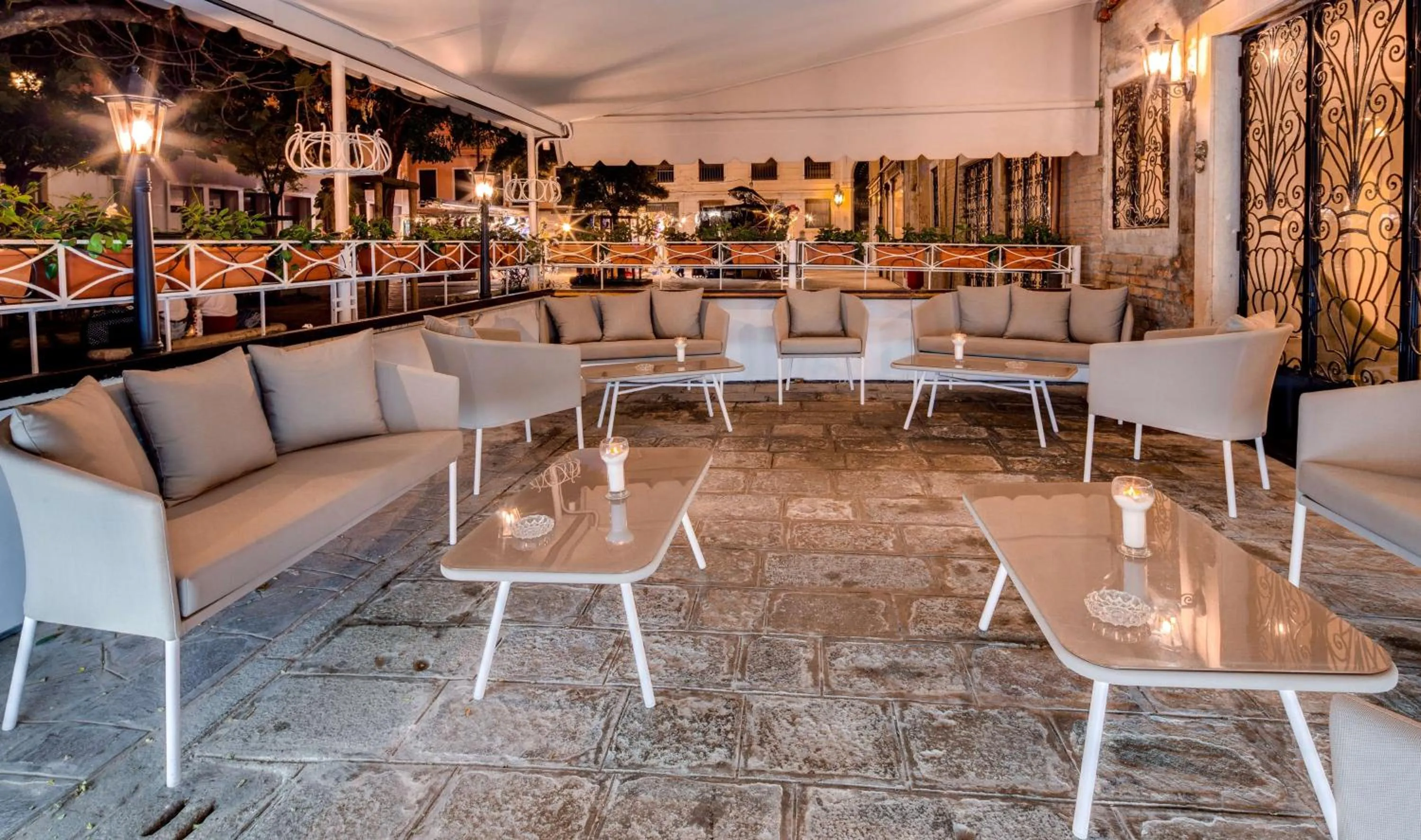 Lounge or bar in BW Premier Collection CHC Continental