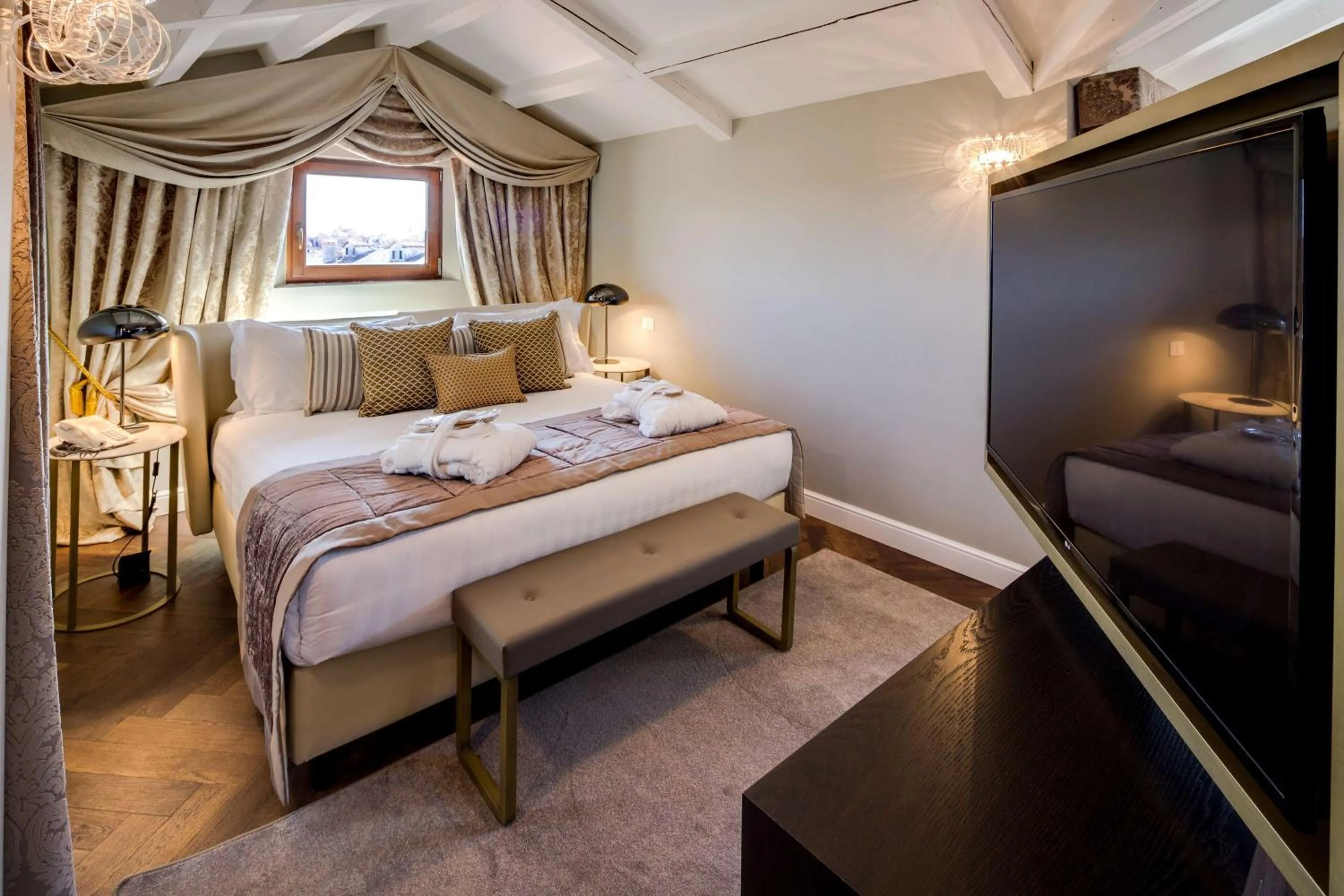 Bedroom, Bed in BW Premier Collection CHC Continental