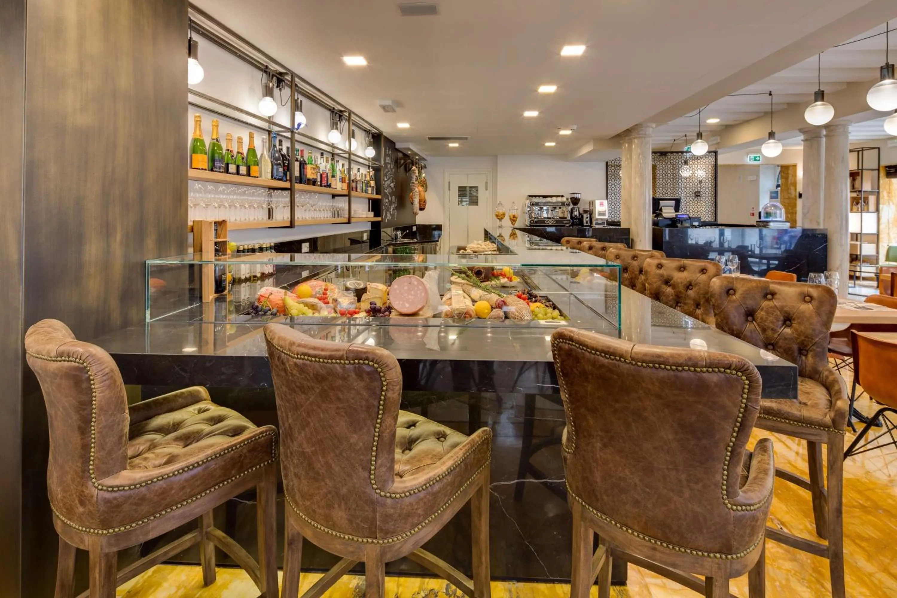 Restaurant/places to eat in BW Premier Collection CHC Continental