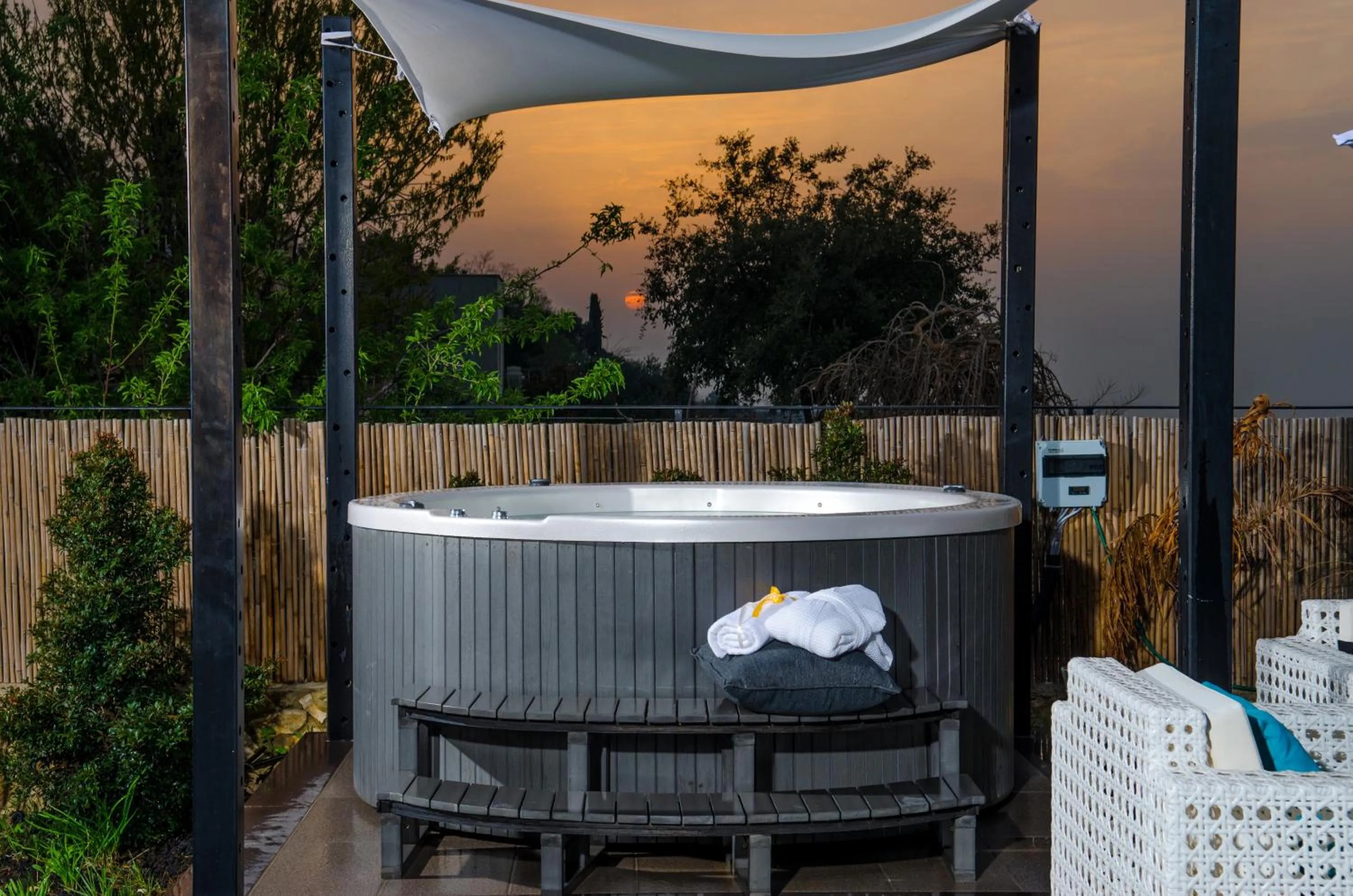 Hot Tub in The Fifties suites