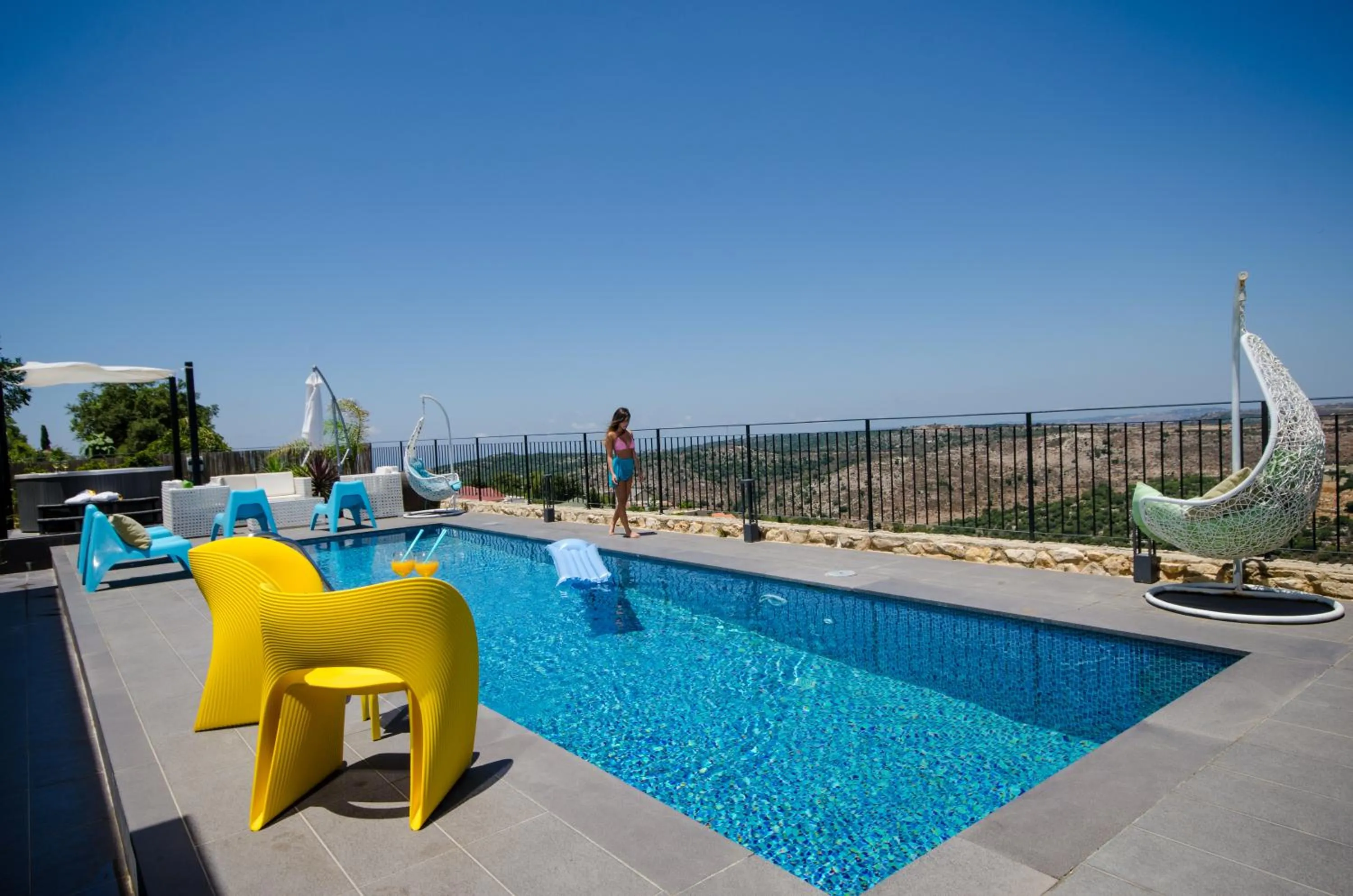 Hot Tub in The Fifties suites