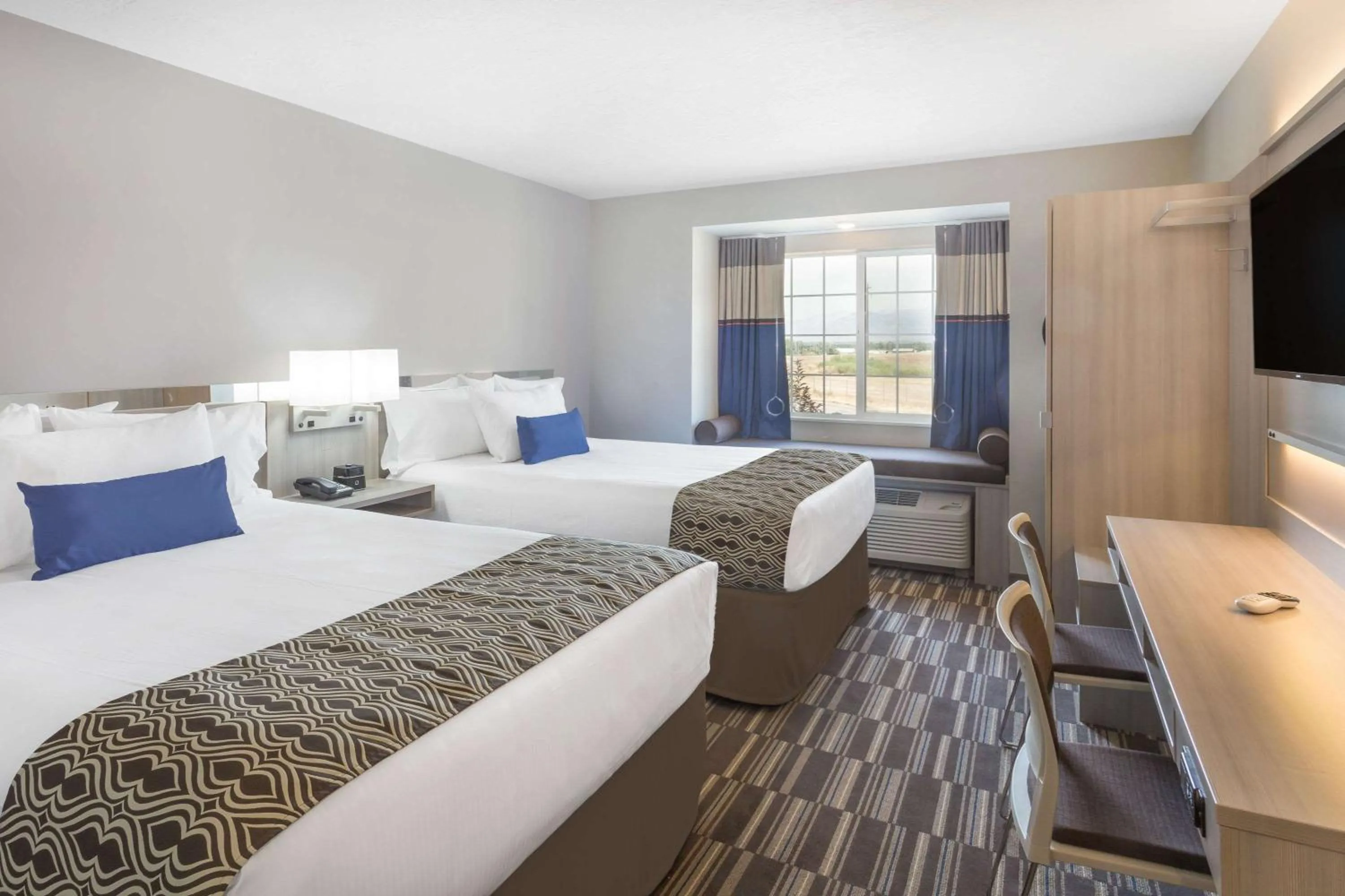 Photo of the whole room, Bed in Microtel Inn & Suites by Wyndham Springville