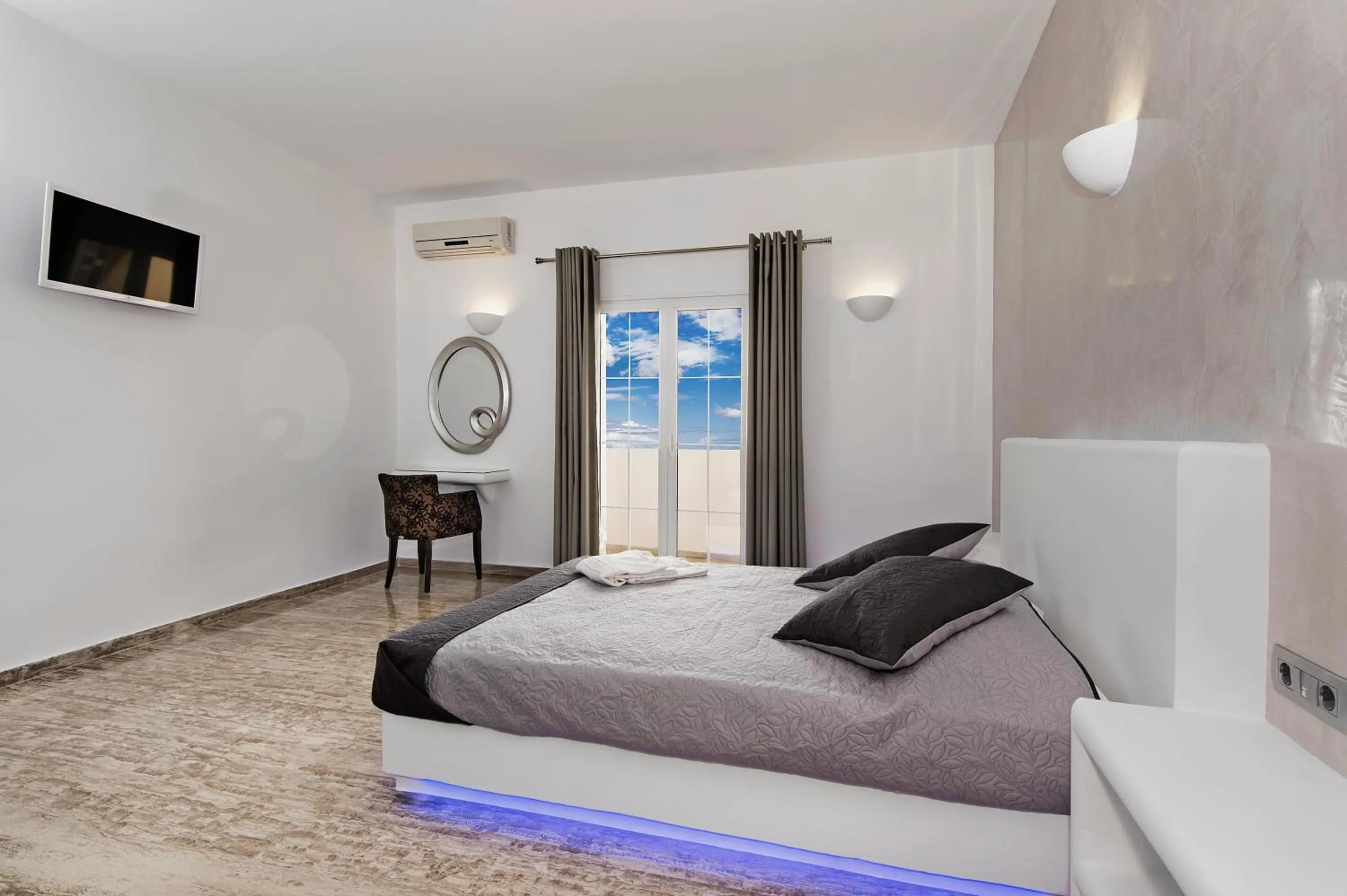 Photo of the whole room, Bed in Gianna Suites