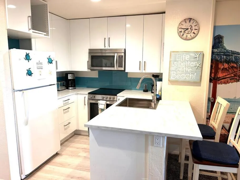 Kitchen or kitchenette in Beachside Retreat