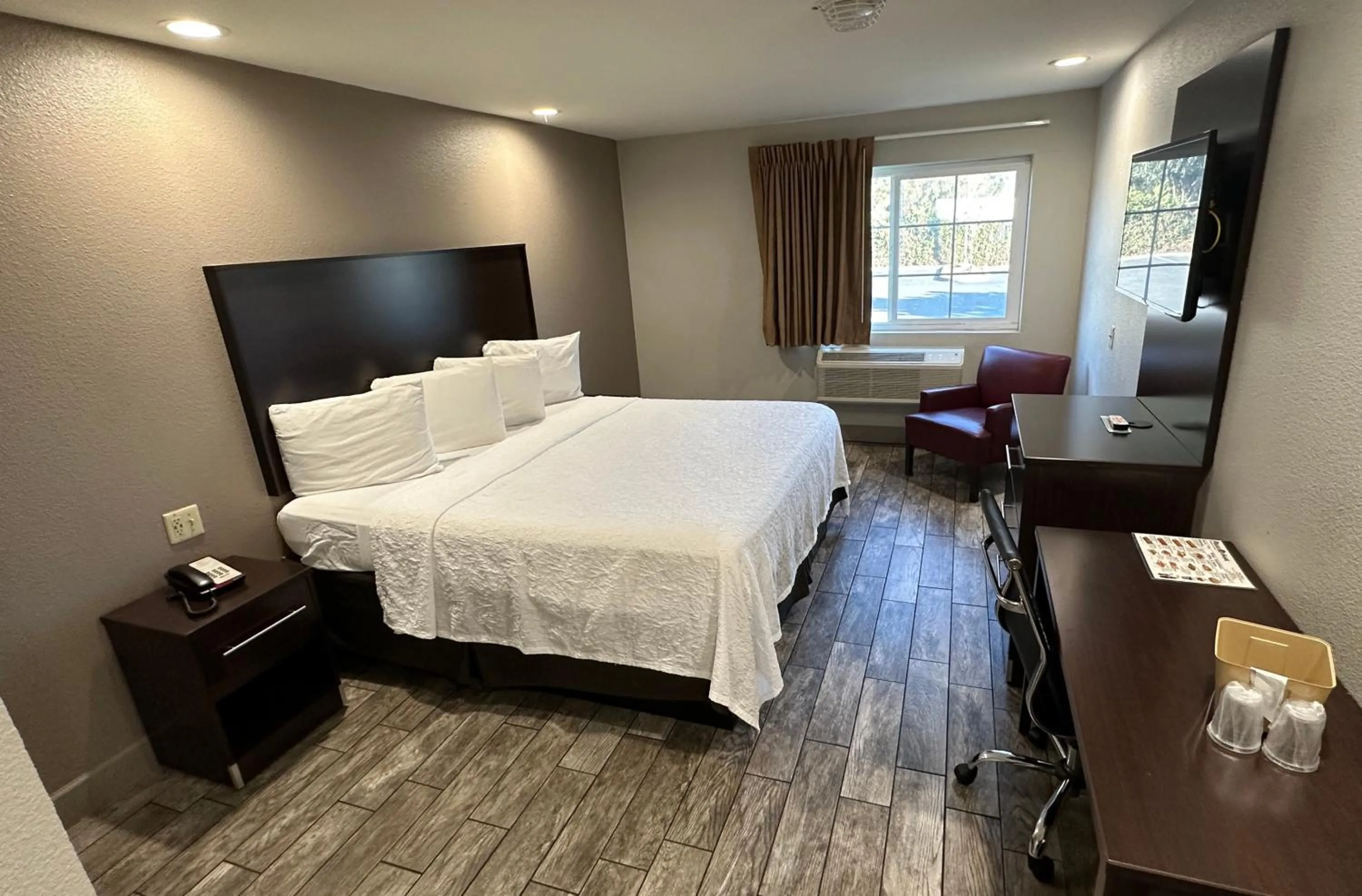 Bedroom, Bed in Red Roof Inn Hayward