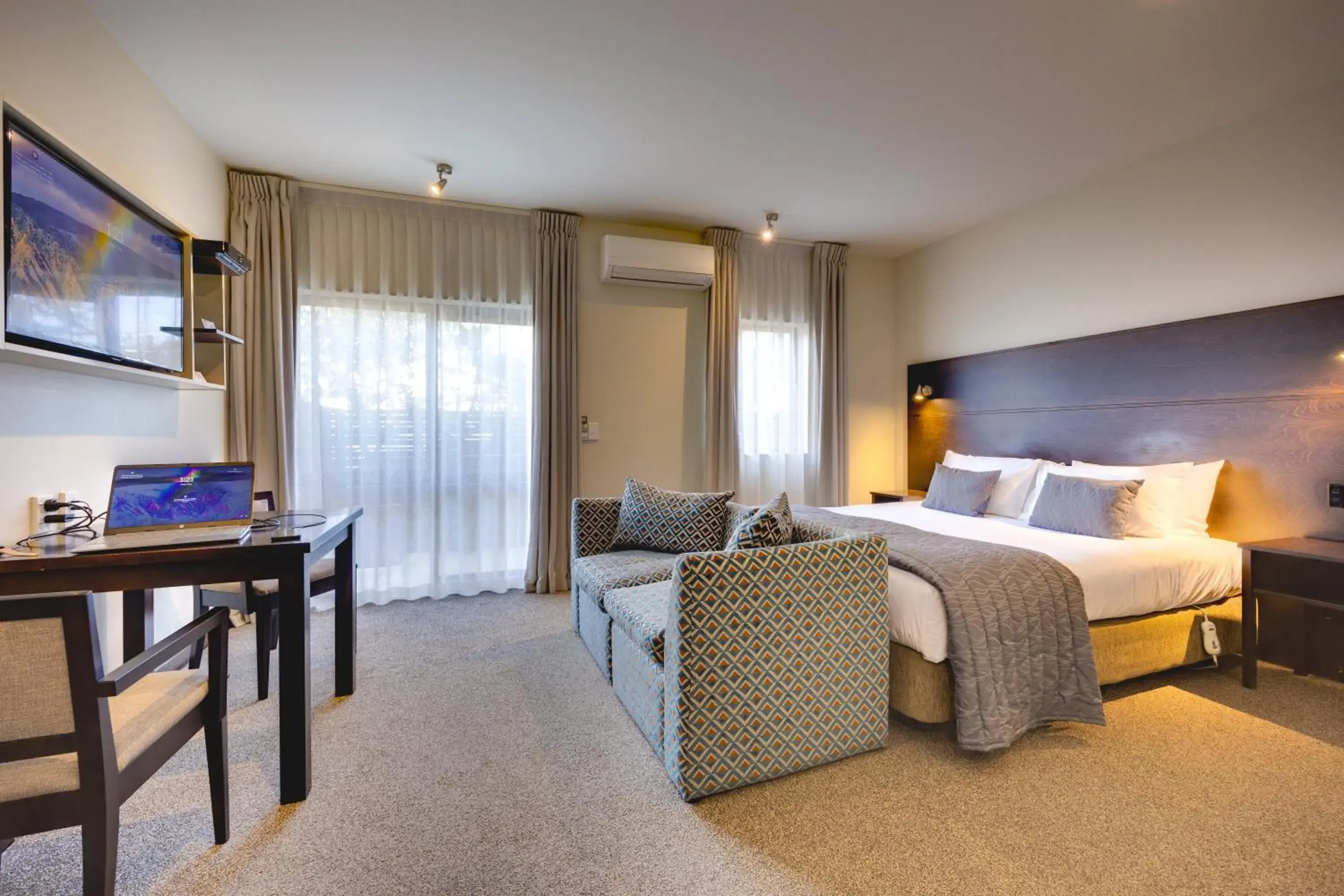 King Studio in Ava Lodge King Studio in Ava Lodge