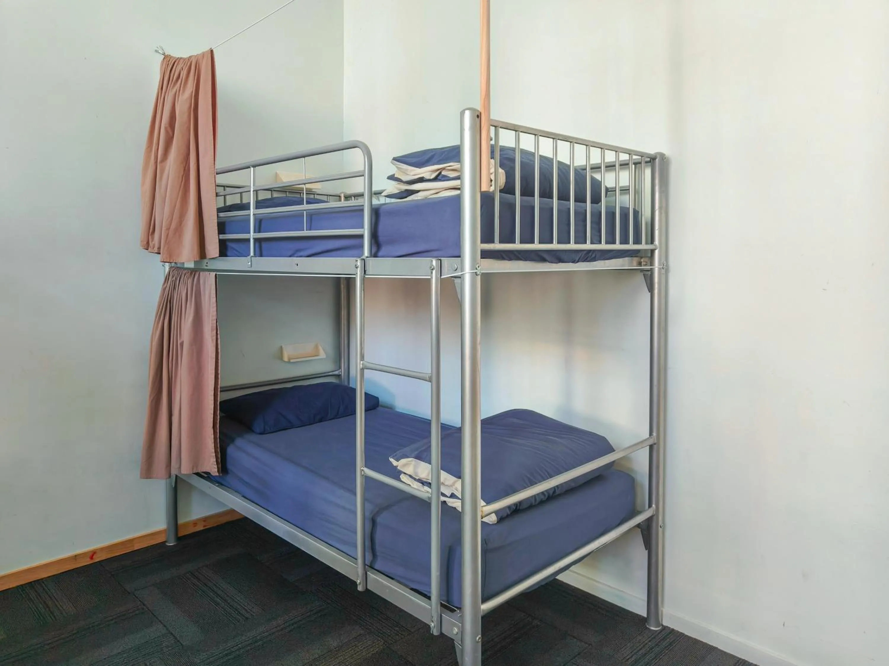 Bedroom, Bed in Metro Adventurer Backpackers