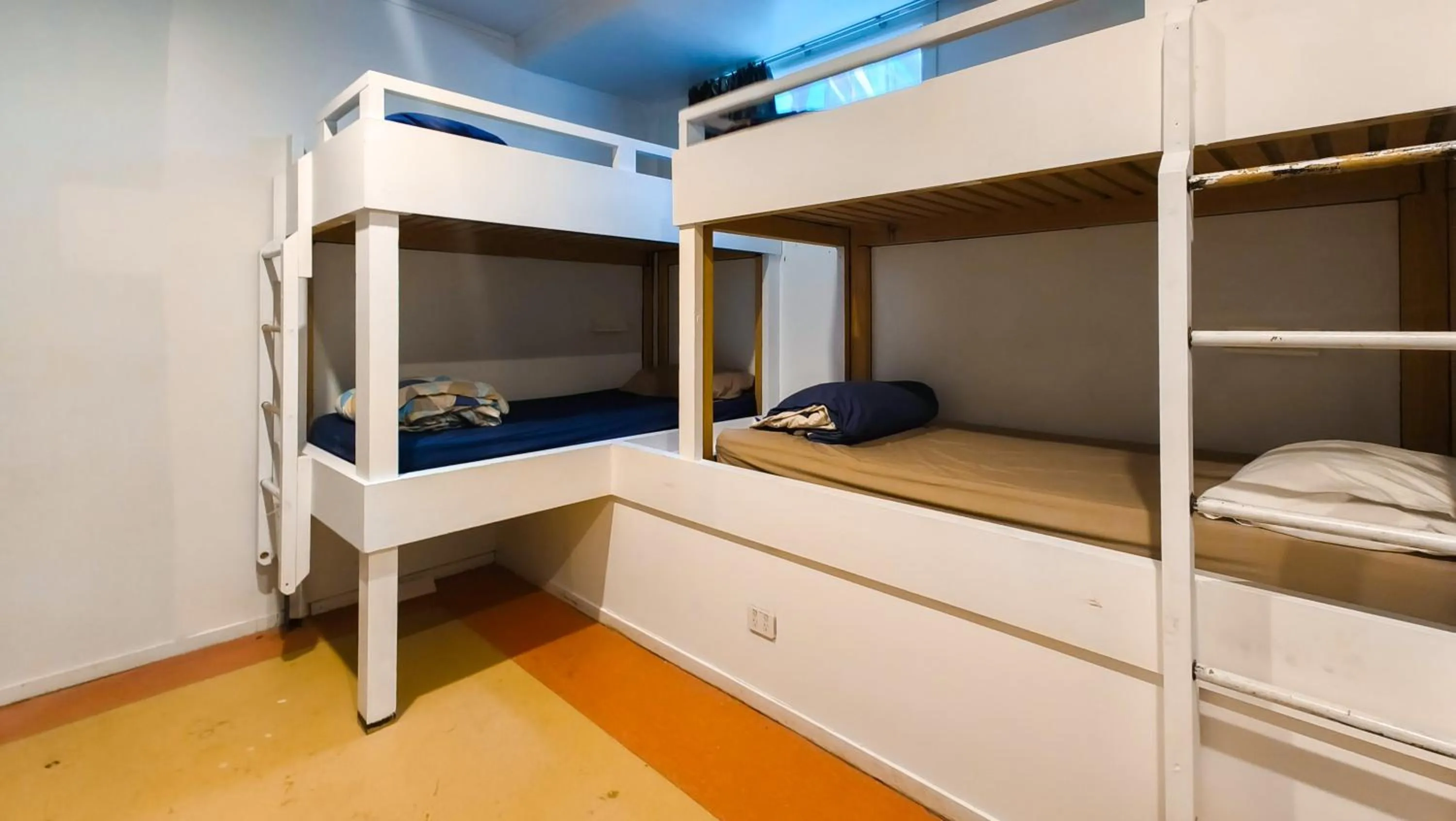 Bedroom, Bed in Metro Adventurer Backpackers