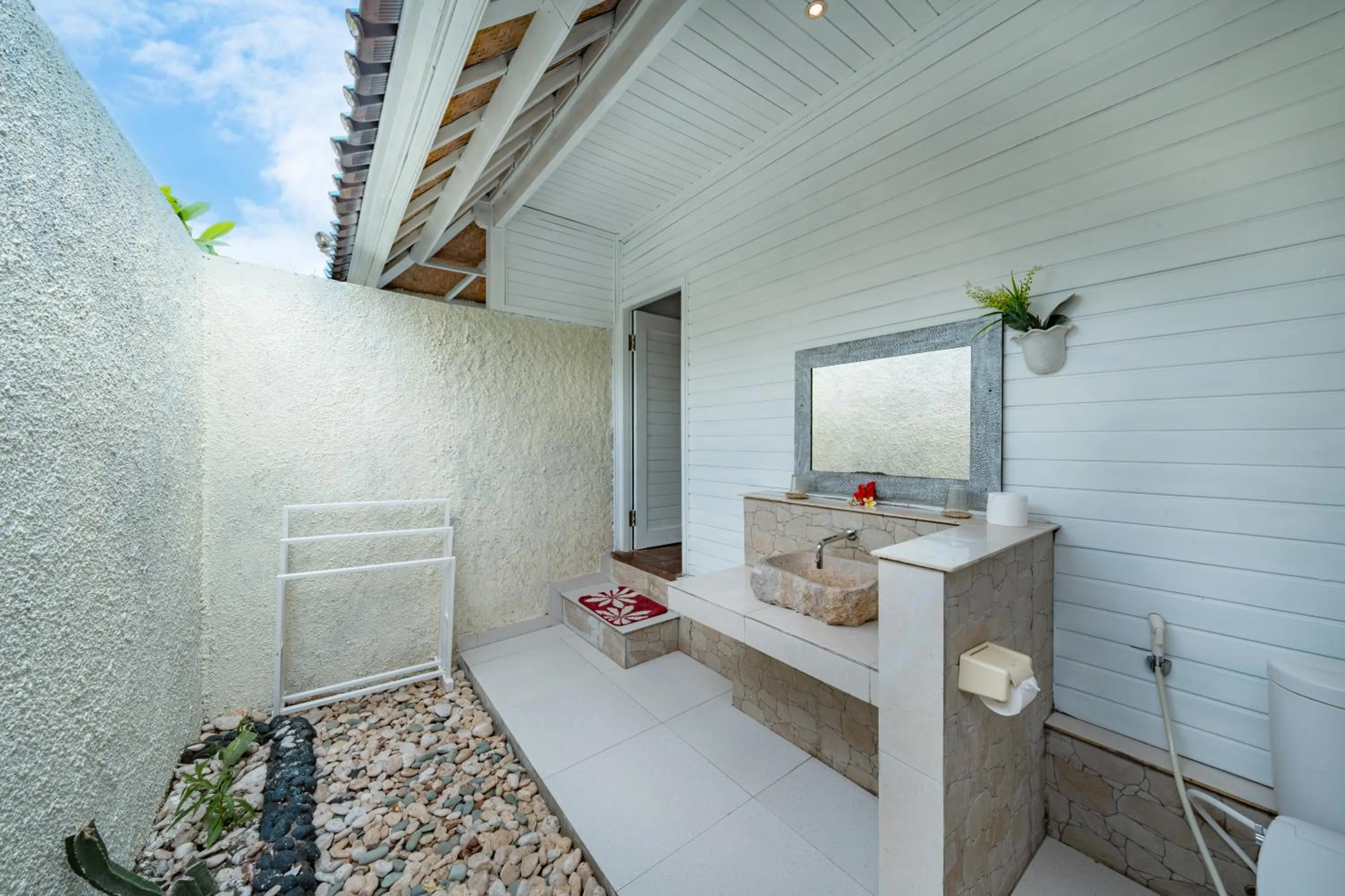 Bathroom in The Cubang Hut's Lembongan
