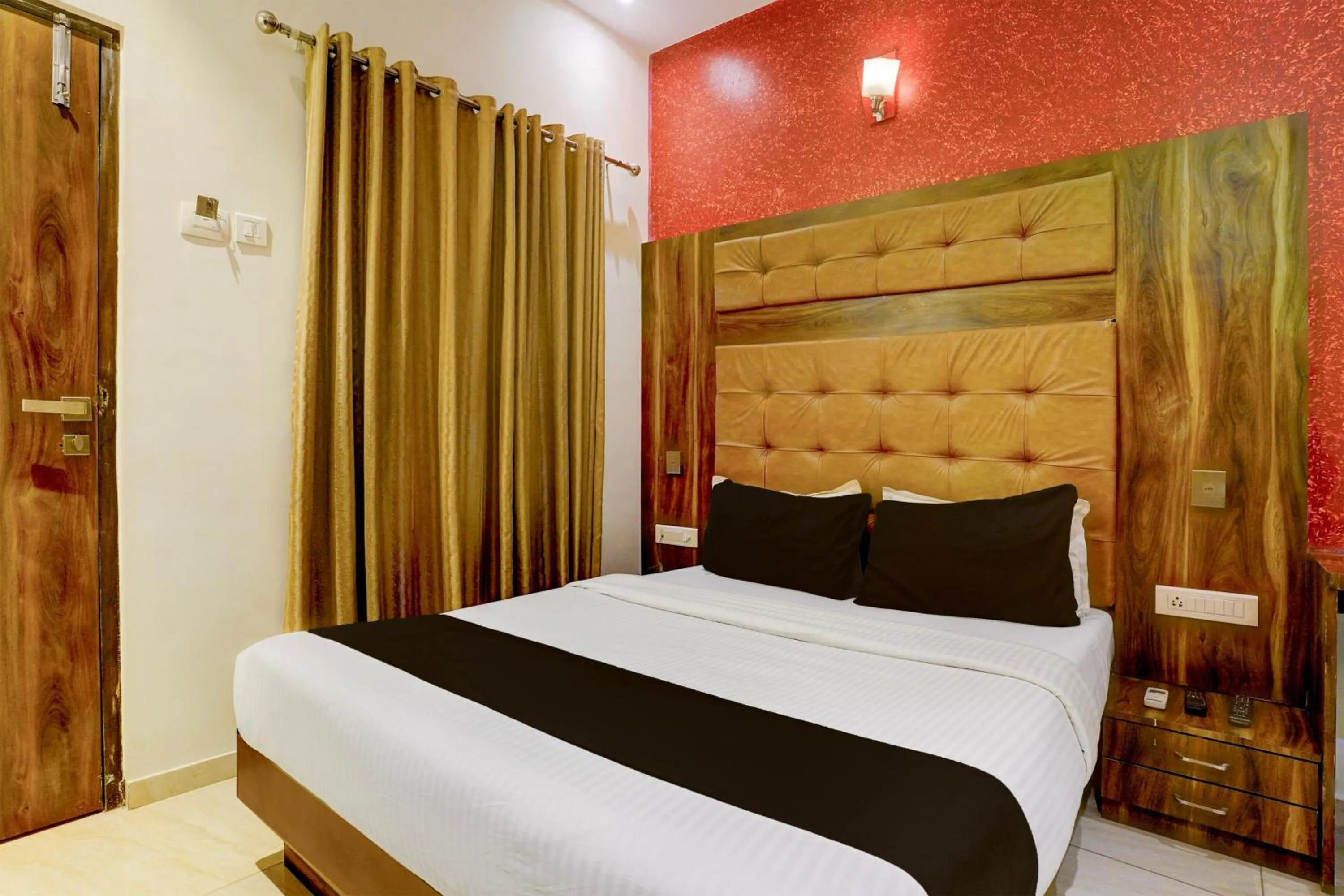Bedroom, Bed in Super Townhouse Andheri Sakinaka Metro Formerly Hotel Amour