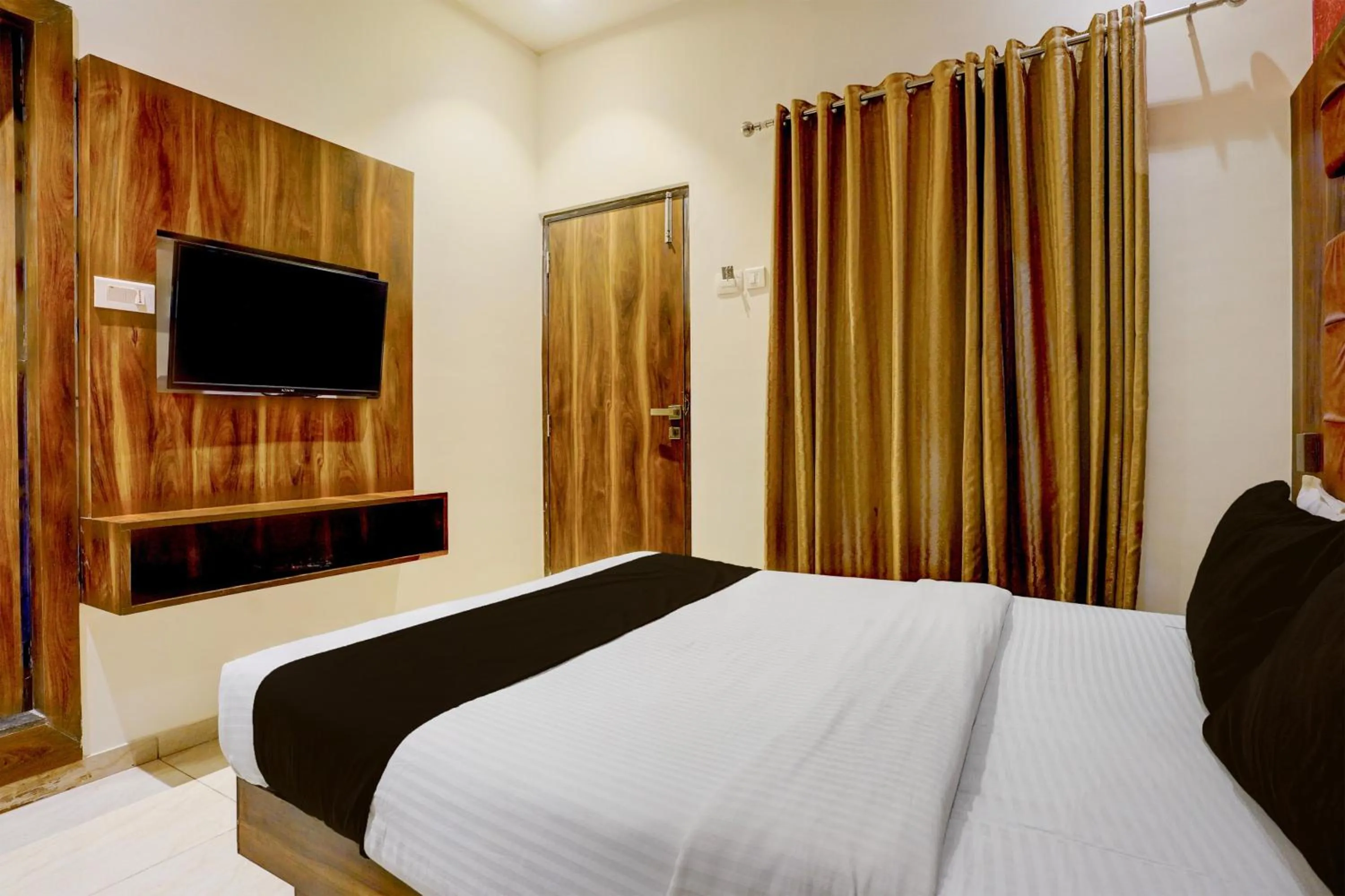 Bedroom, Bed in Super Townhouse Andheri Sakinaka Metro Formerly Hotel Amour