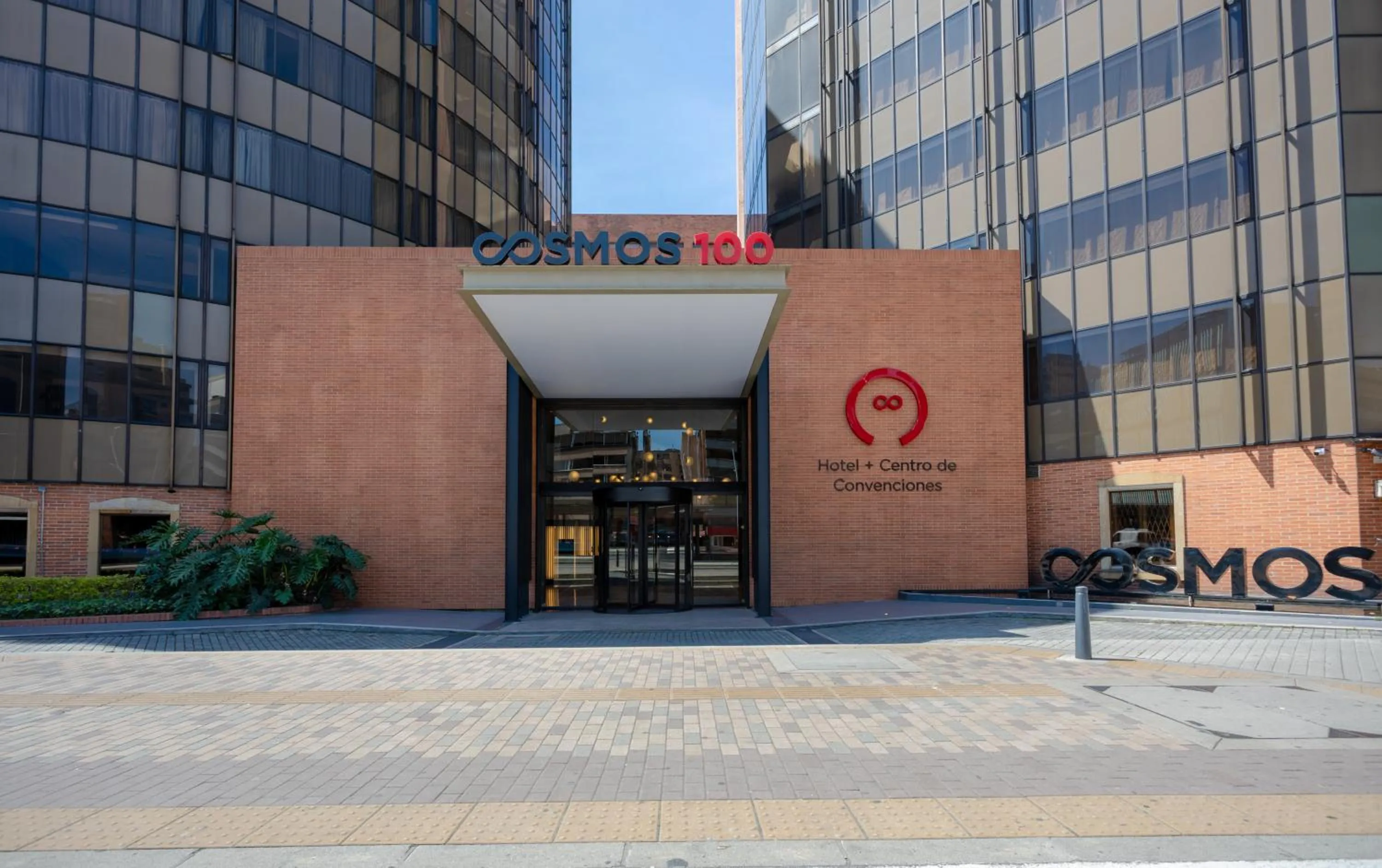Facade/entrance in Cosmos 100 Hotel & Centro de Convenciones - Hoteles Cosmos