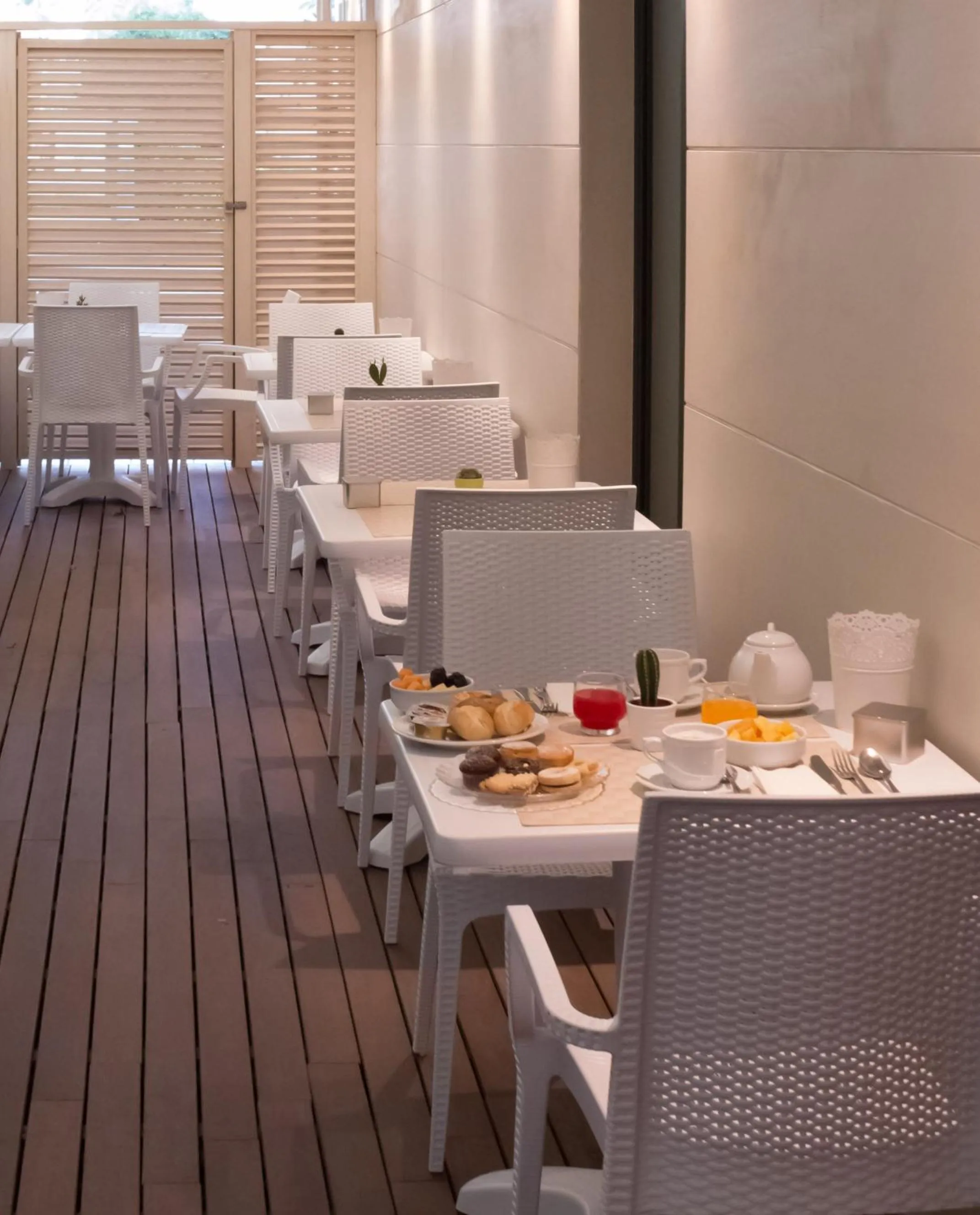 Restaurant/places to eat in Hotel Apollo