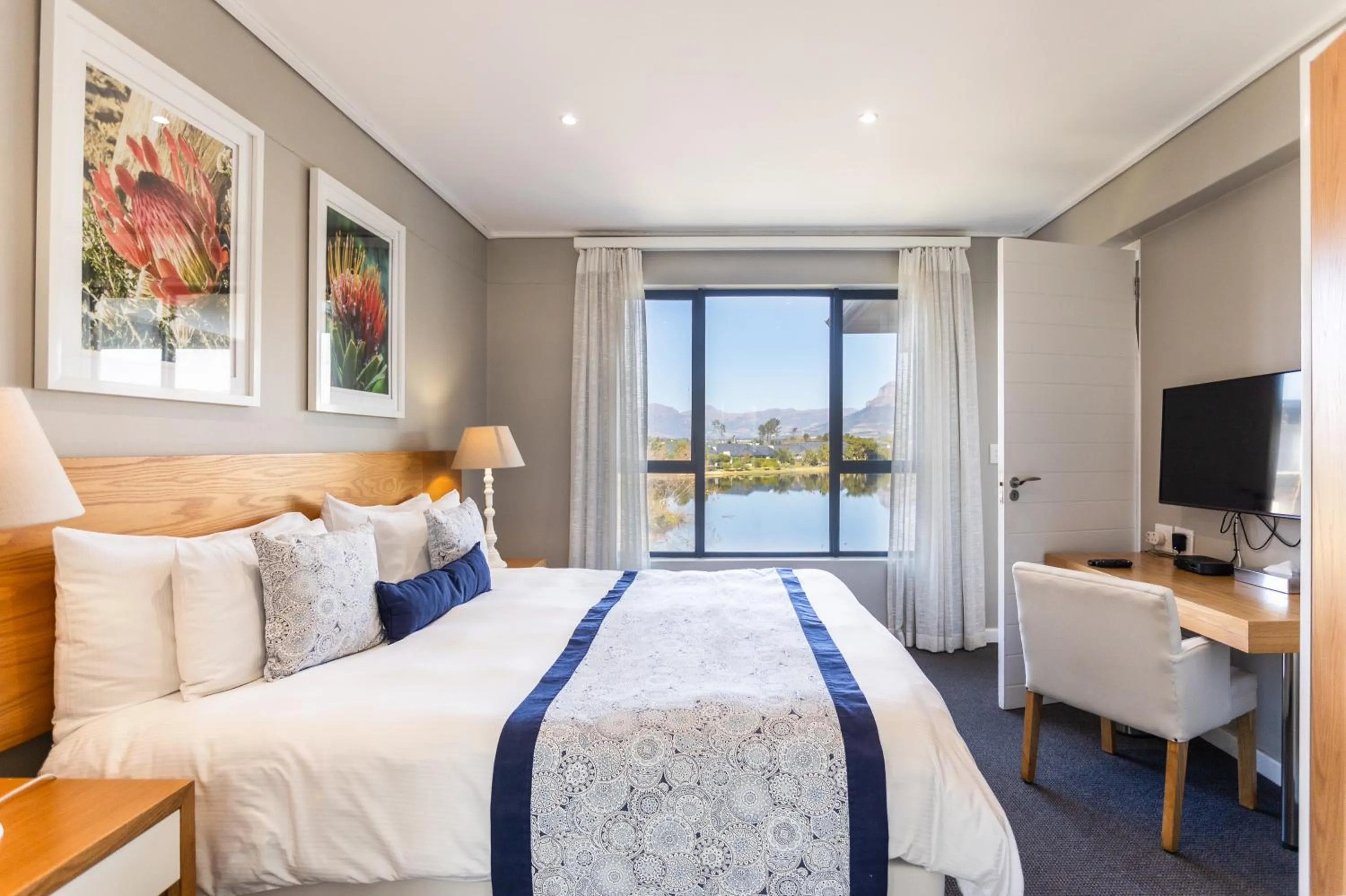 Communal lounge/ TV room in Pearl Valley Hotel