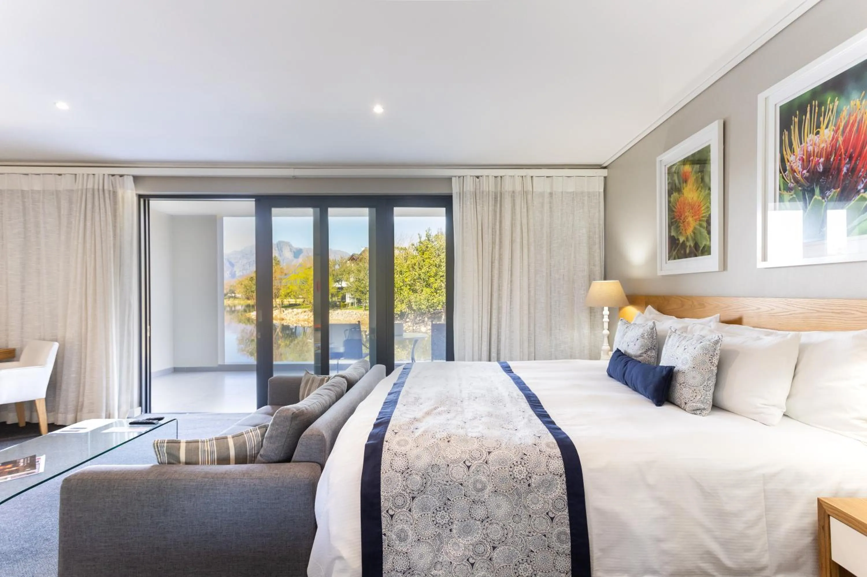 Communal lounge/ TV room in Pearl Valley Hotel