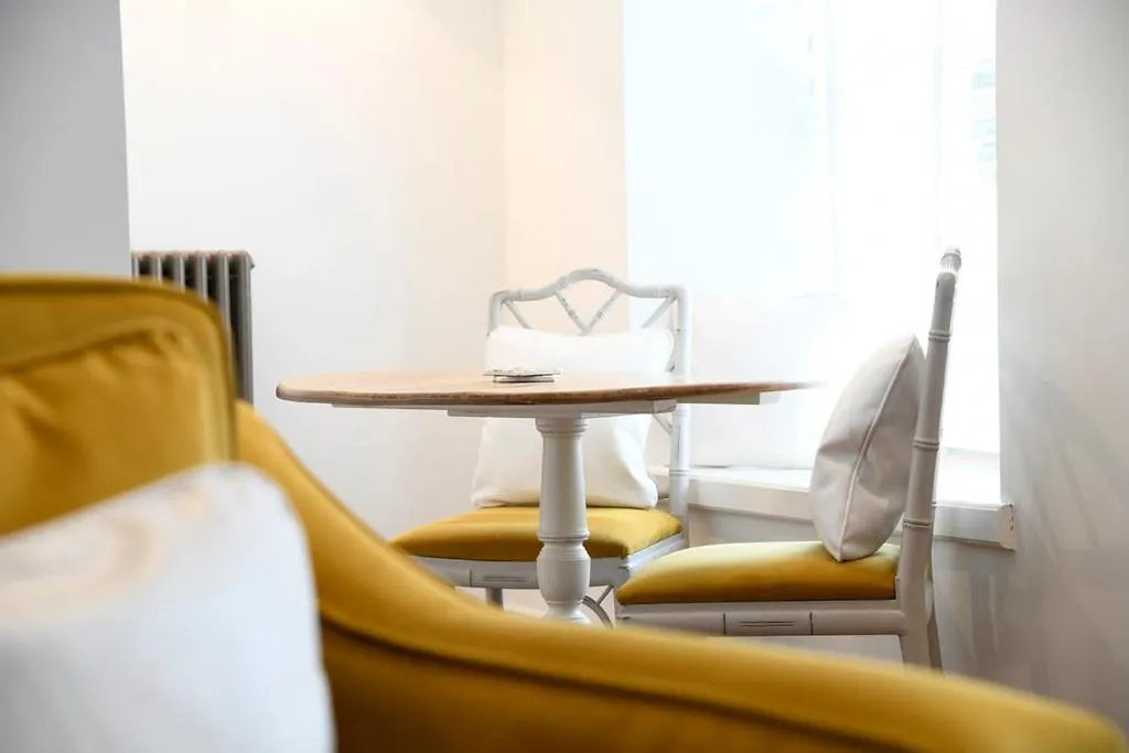 Living room, Bed in Padstow Townhouse