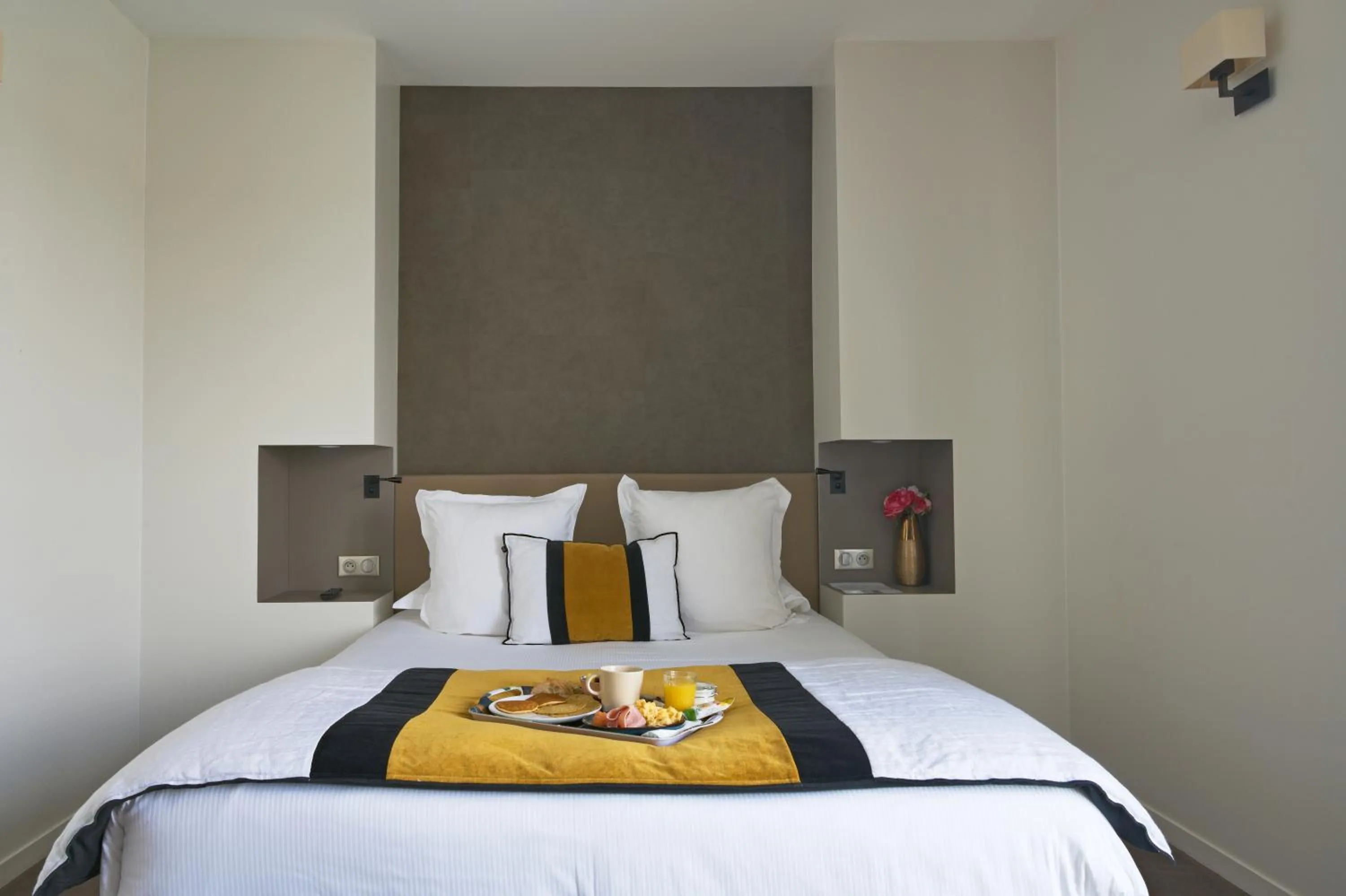 Bedroom, Bed in Le Konine - Hotel & Bar & Restaurant