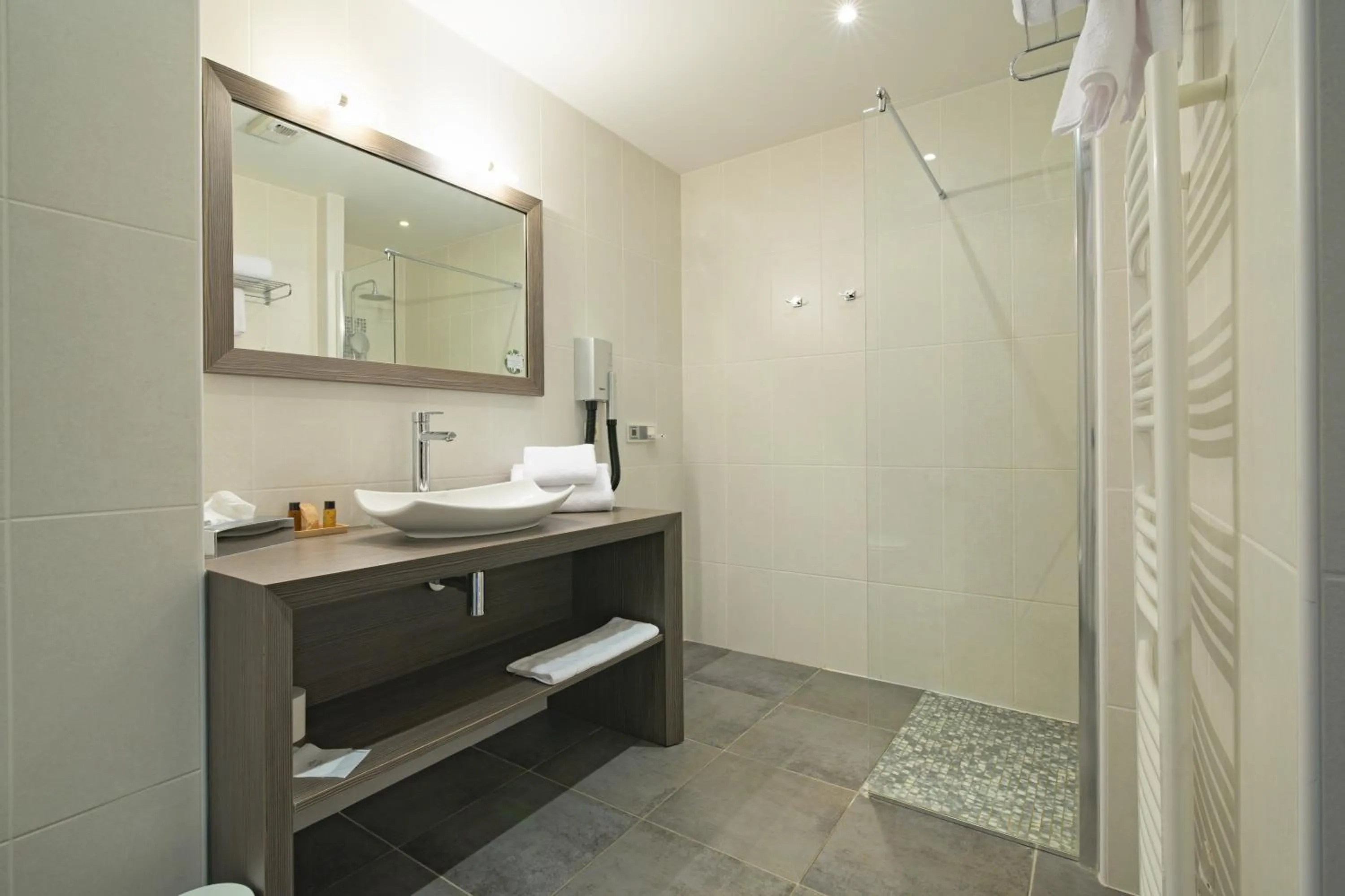 Bathroom in Le Konine - Hotel & Bar & Restaurant