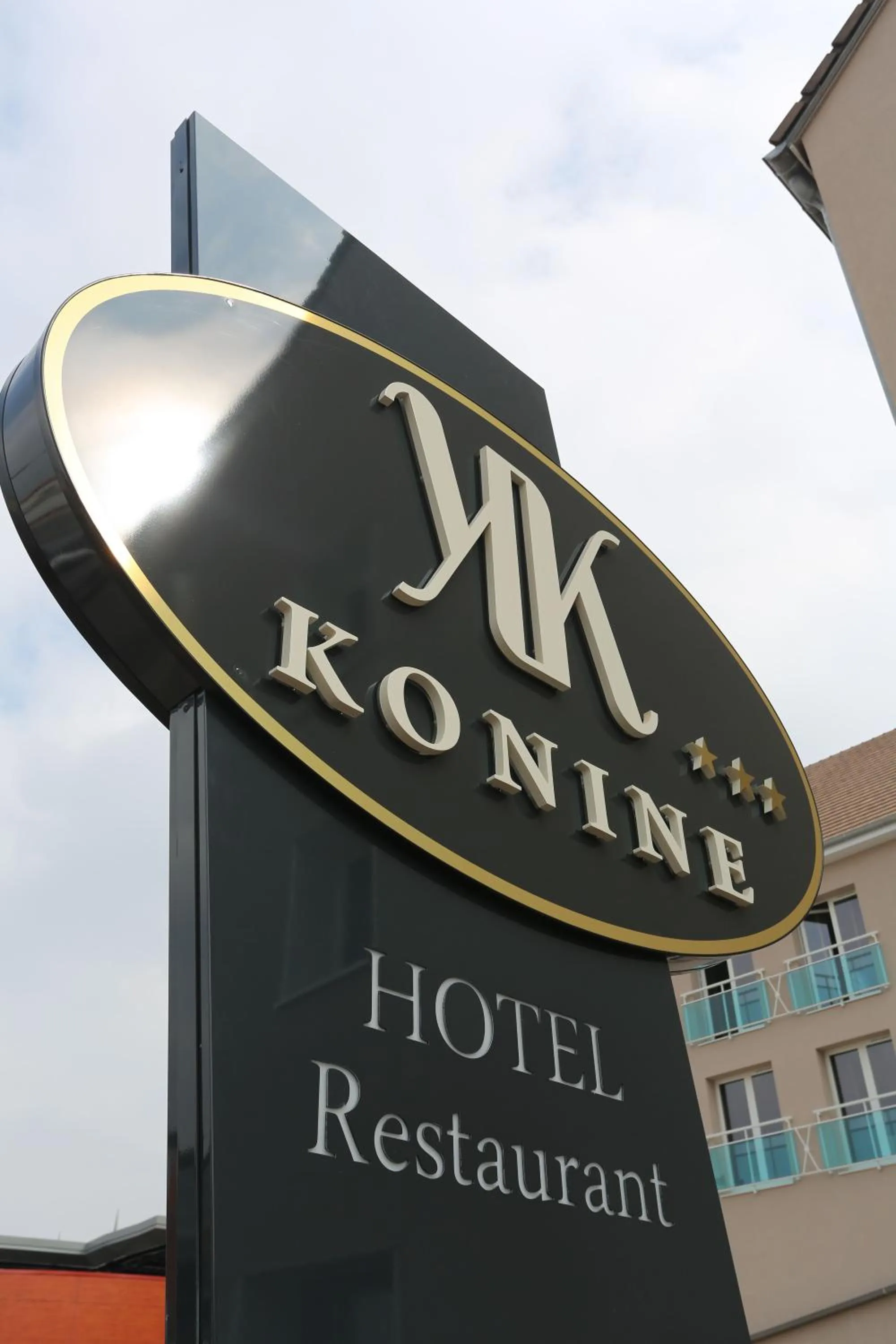 Property building in Le Konine - Hotel & Bar & Restaurant
